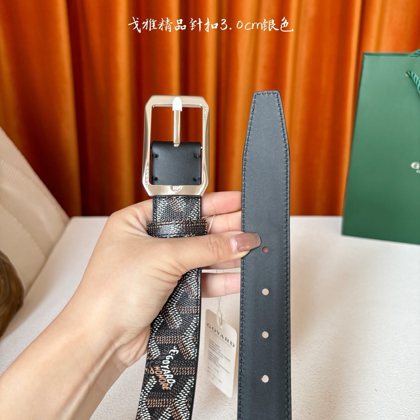 Goyard(戈雅)腰带源于法国奢侈品牌，设计风格简约低调，腰带身有标志性帆布搭配进口头层牛皮，腰带扣采