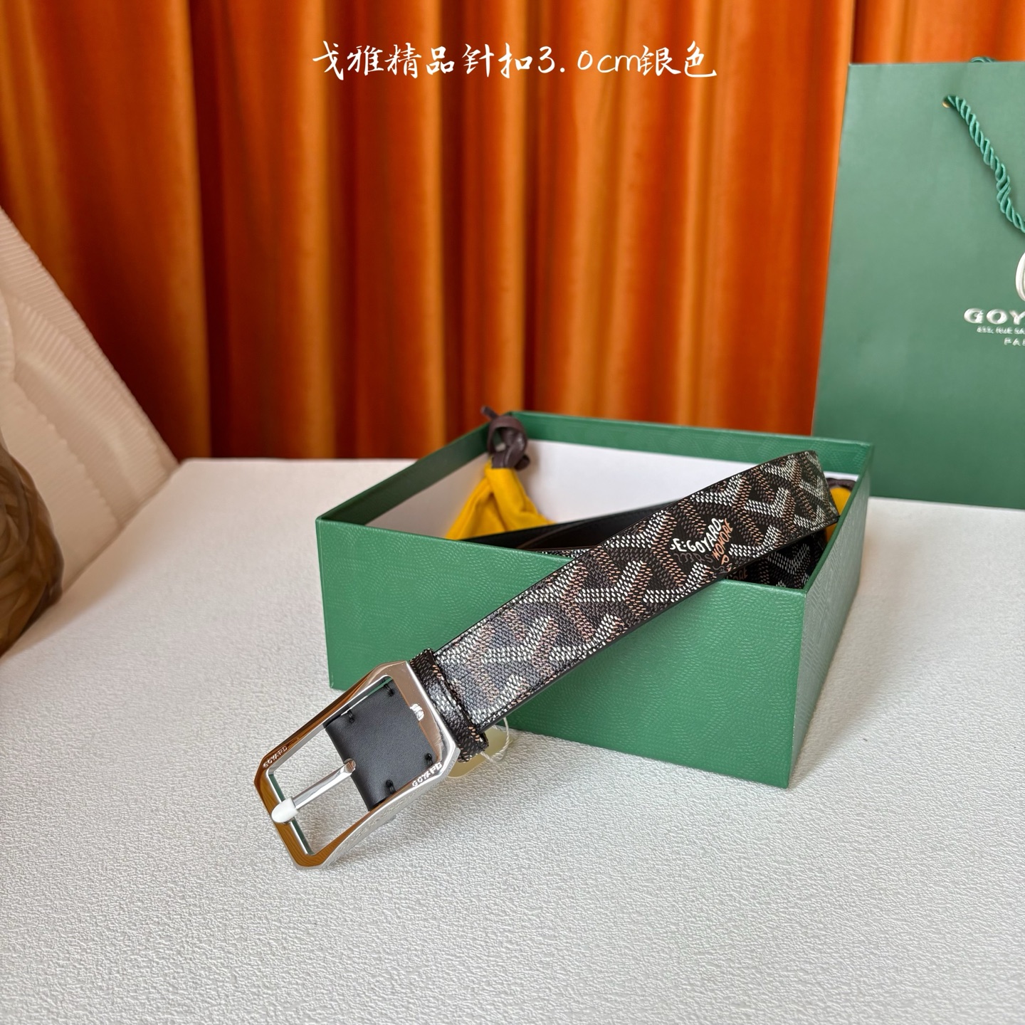 Goyard(戈雅)腰带源于法国奢侈品牌，设计风格简约低调，腰带身有标志性帆布搭配进口头层牛皮，腰带扣采
