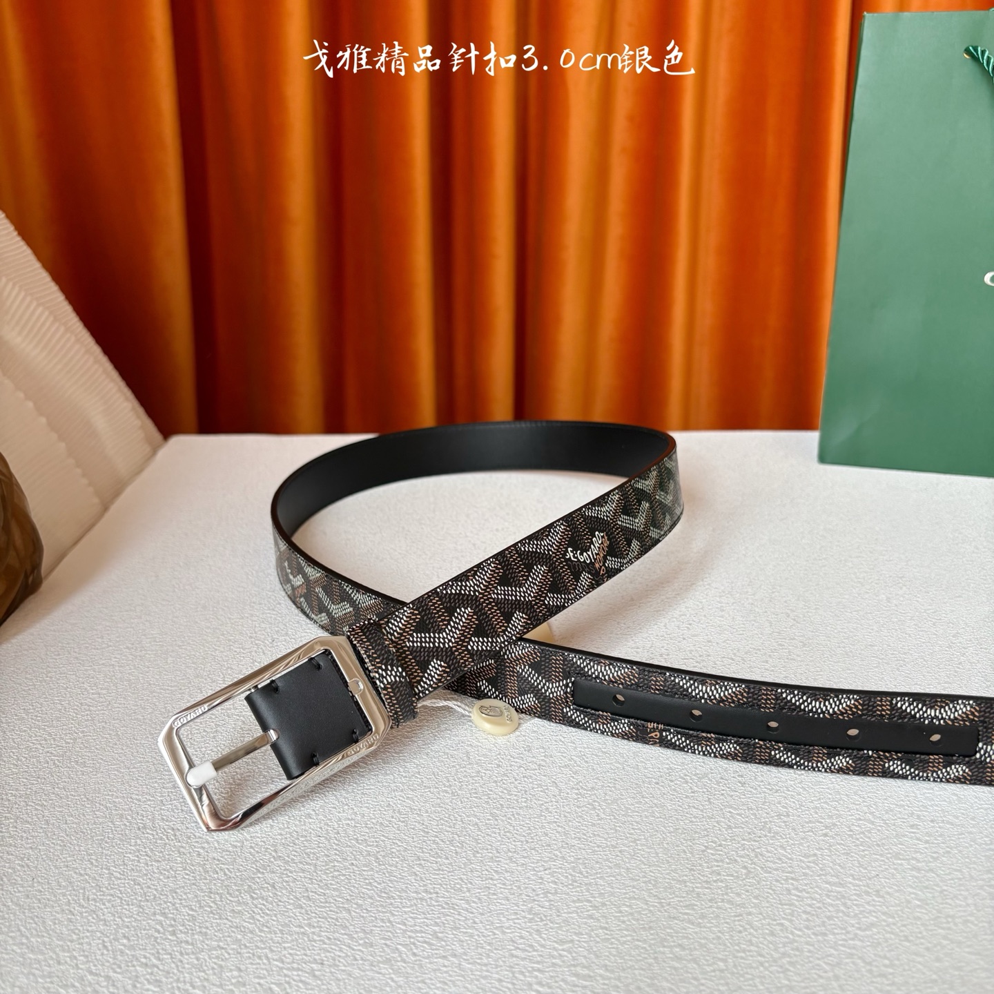 Goyard(戈雅)腰带源于法国奢侈品牌，设计风格简约低调，腰带身有标志性帆布搭配进口头层牛皮，腰带扣采