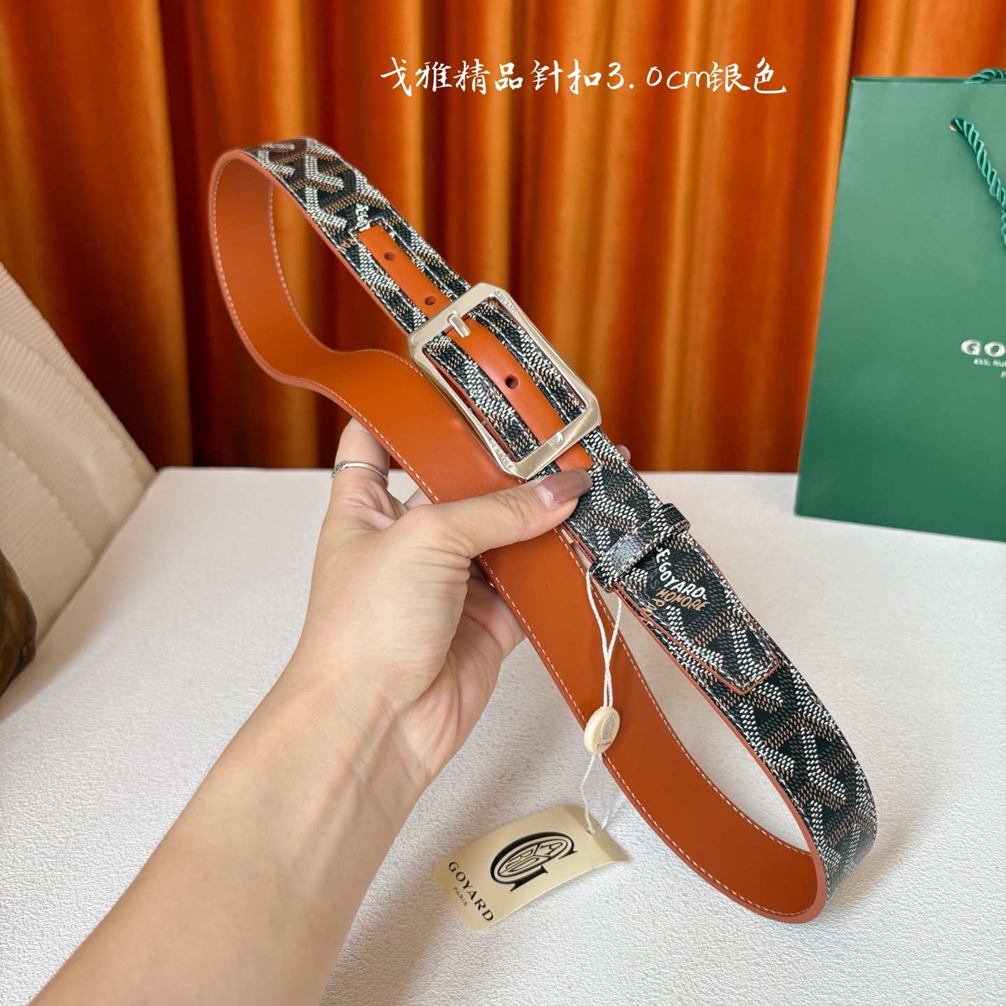 Goyard(戈雅)腰带源于法国奢侈品牌，设计风格简约低调，腰带身有标志性帆布搭配进口头层牛皮，腰带扣采