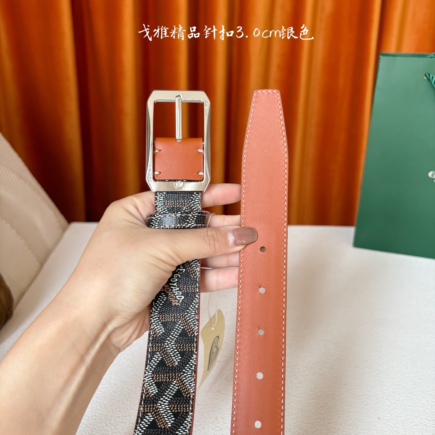 Goyard(戈雅)腰带源于法国奢侈品牌，设计风格简约低调，腰带身有标志性帆布搭配进口头层牛皮，腰带扣采