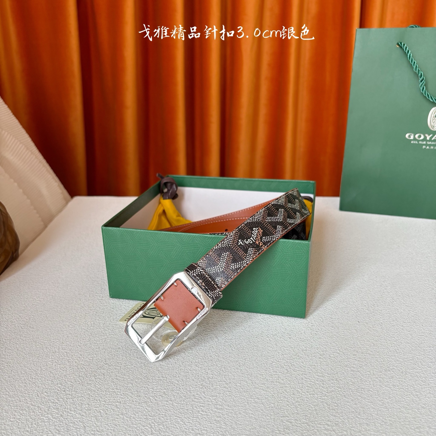 Goyard(戈雅)腰带源于法国奢侈品牌，设计风格简约低调，腰带身有标志性帆布搭配进口头层牛皮，腰带扣采