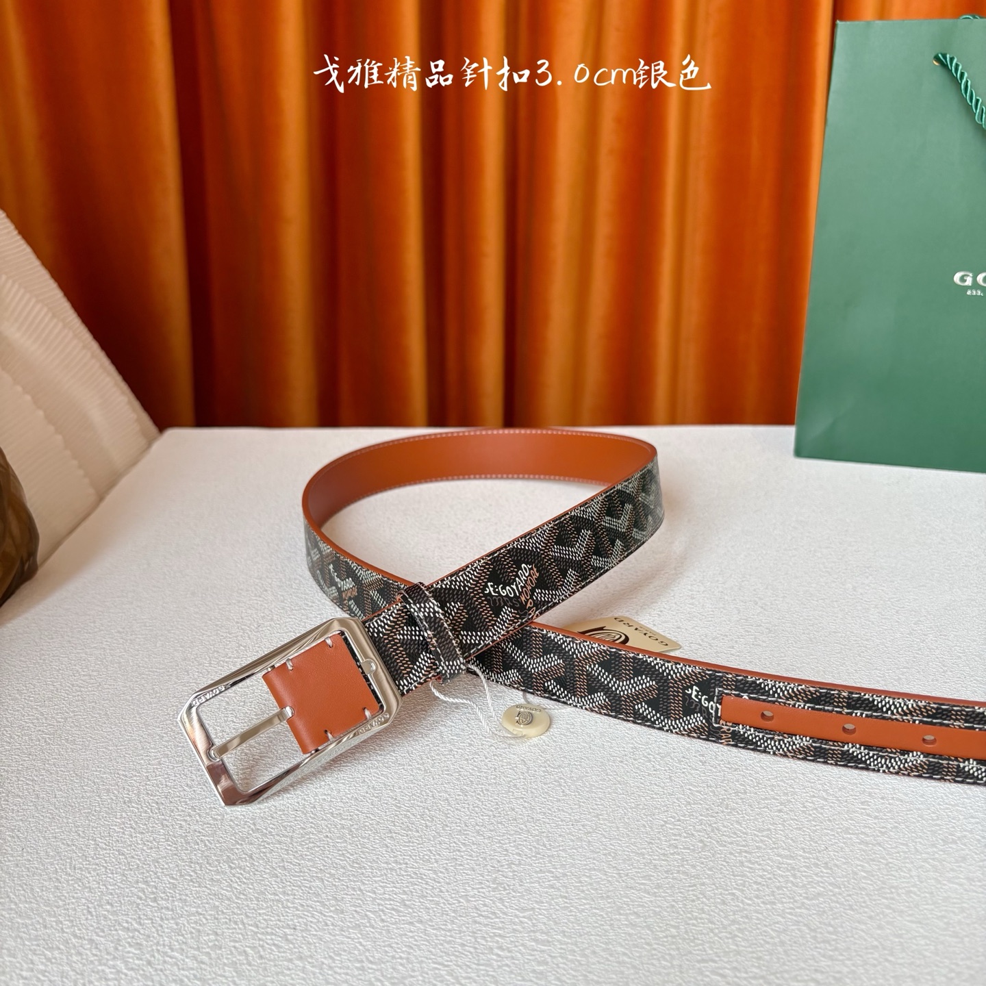 Goyard(戈雅)腰带源于法国奢侈品牌，设计风格简约低调，腰带身有标志性帆布搭配进口头层牛皮，腰带扣采