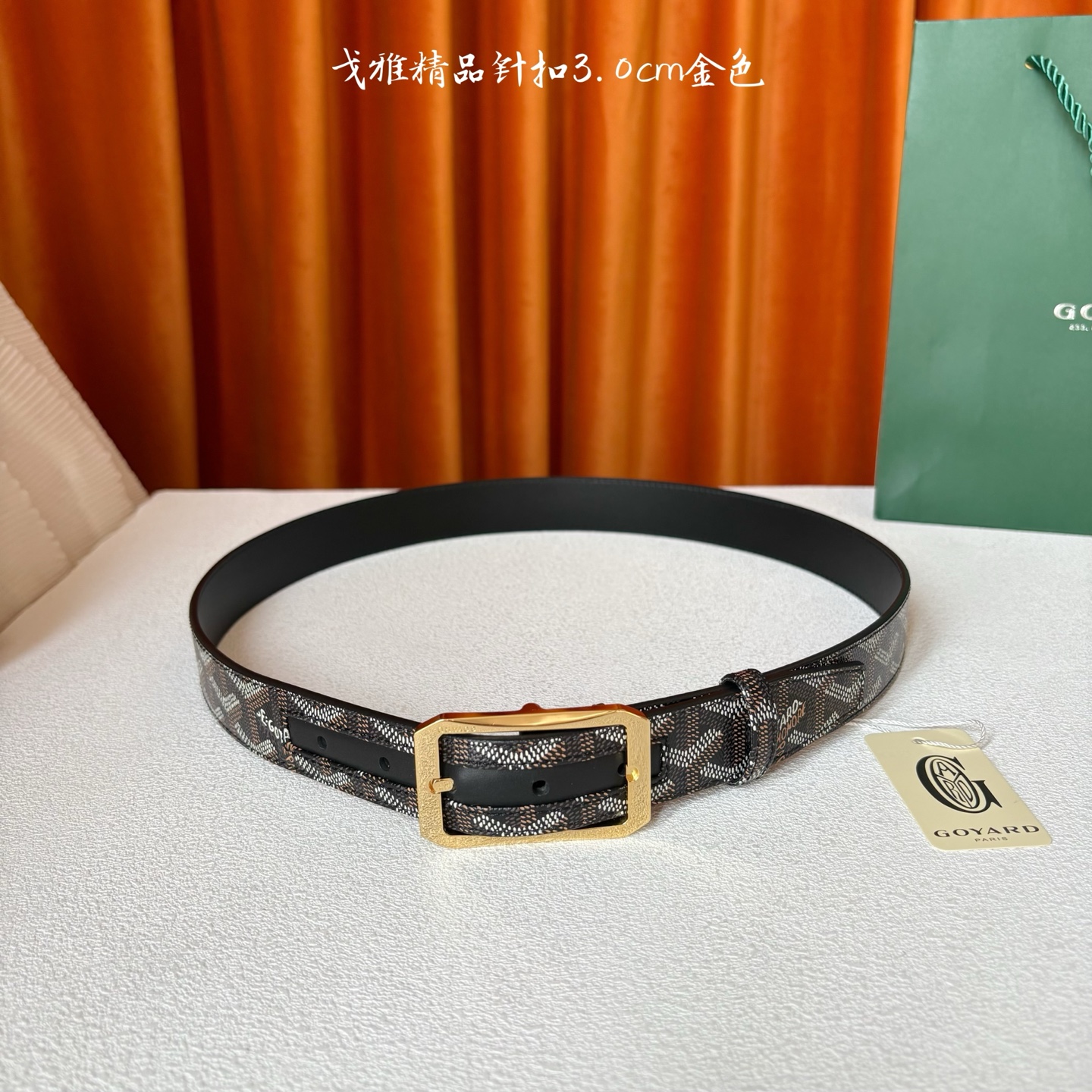 Goyard(戈雅)腰带源于法国奢侈品牌，设计风格简约低调，腰带身有标志性帆布搭配进口头层牛皮，腰带扣采