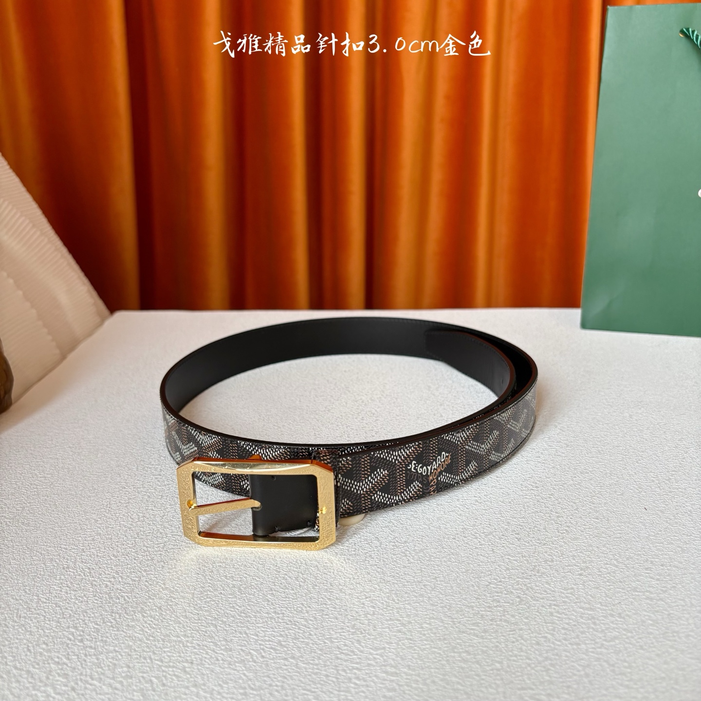 Goyard(戈雅)腰带源于法国奢侈品牌，设计风格简约低调，腰带身有标志性帆布搭配进口头层牛皮，腰带扣采