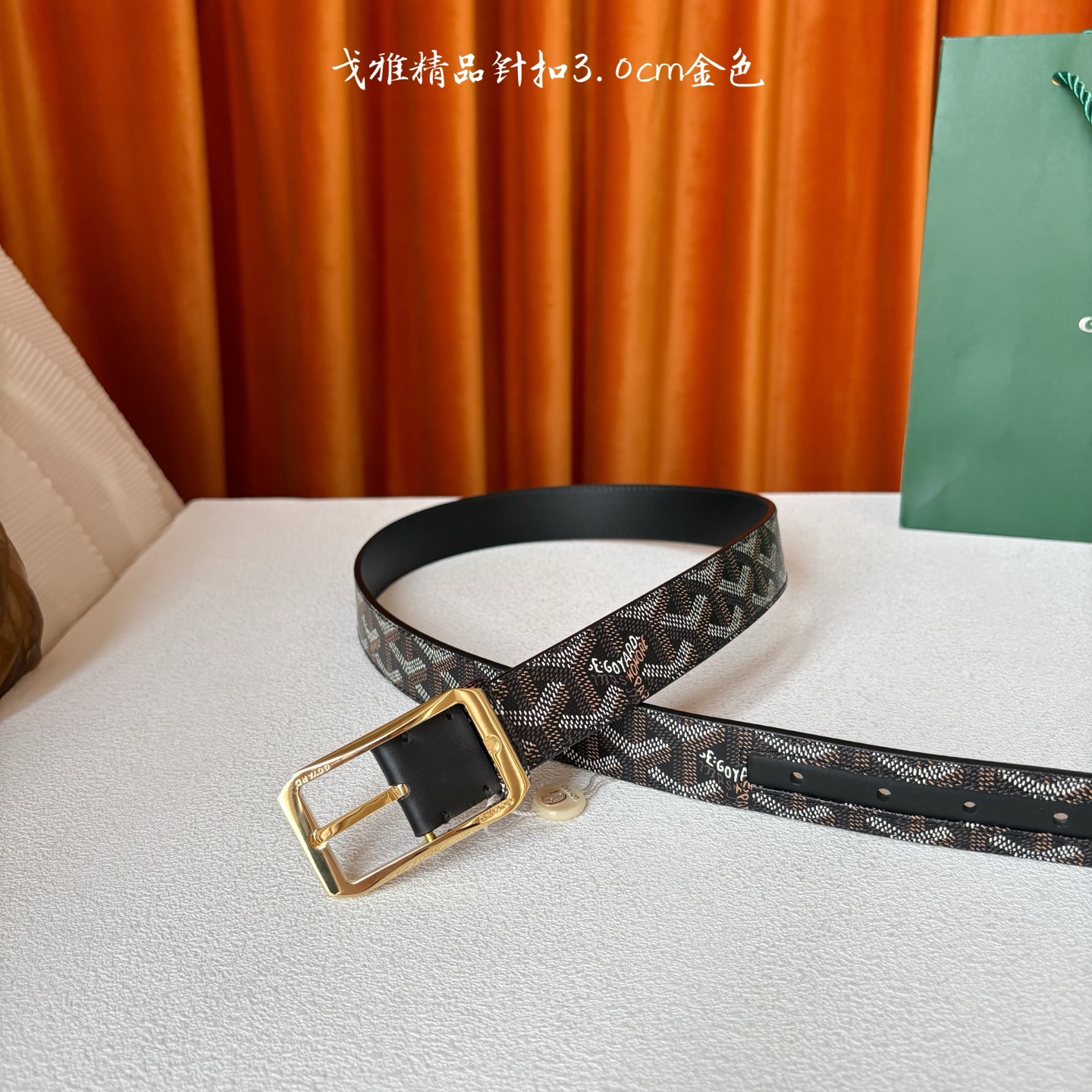 Goyard(戈雅)腰带源于法国奢侈品牌，设计风格简约低调，腰带身有标志性帆布搭配进口头层牛皮，腰带扣采