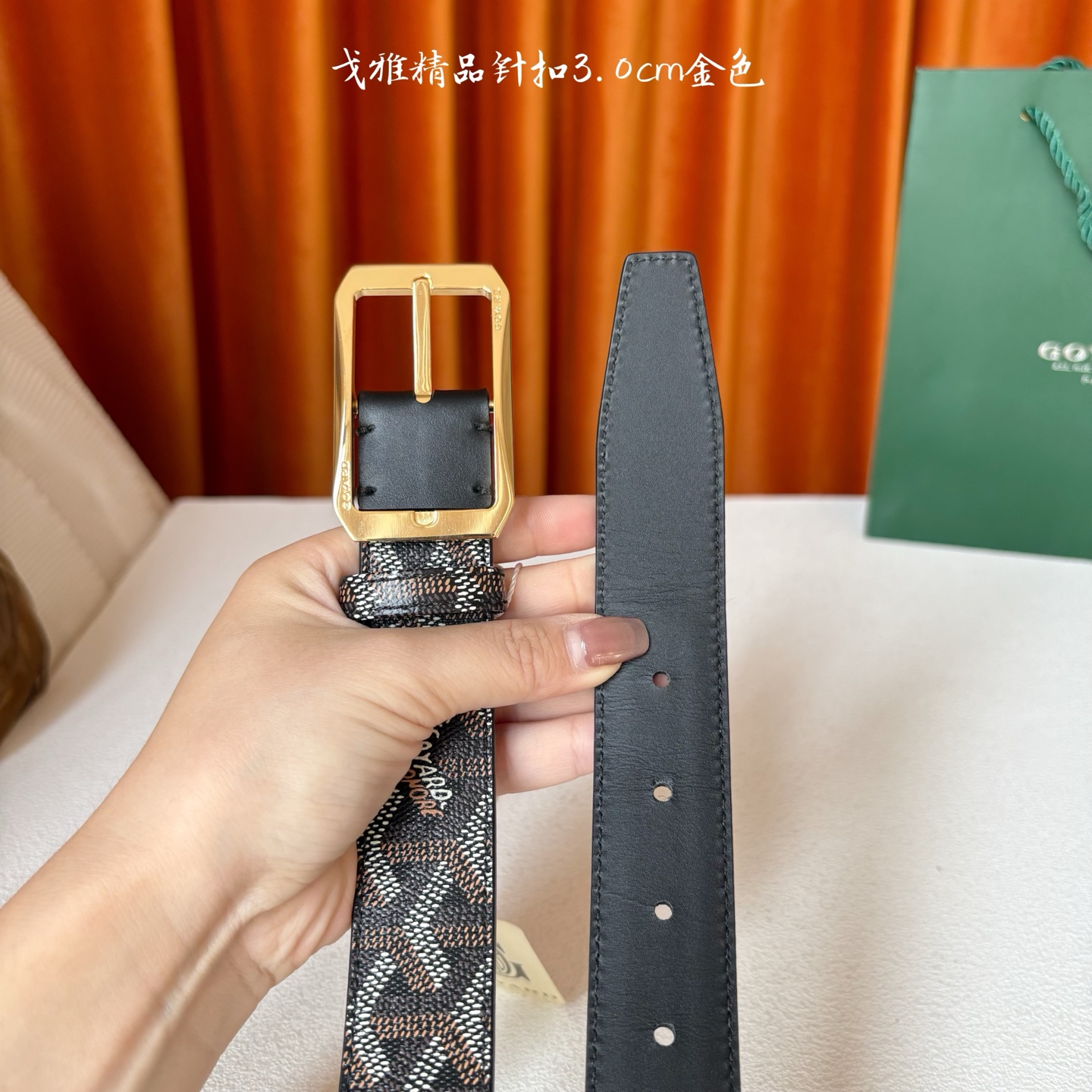 Goyard(戈雅)腰带源于法国奢侈品牌，设计风格简约低调，腰带身有标志性帆布搭配进口头层牛皮，腰带扣采