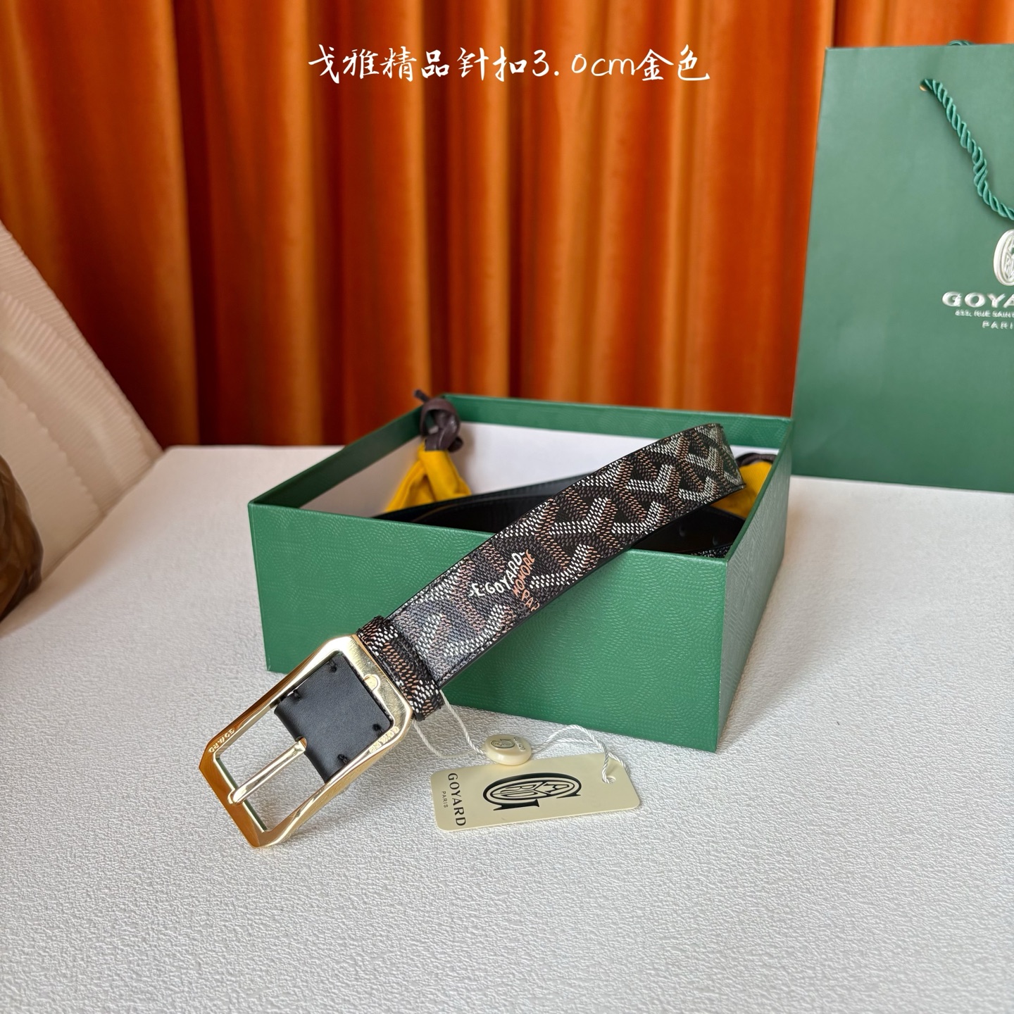 Goyard(戈雅)腰带源于法国奢侈品牌，设计风格简约低调，腰带身有标志性帆布搭配进口头层牛皮，腰带扣采