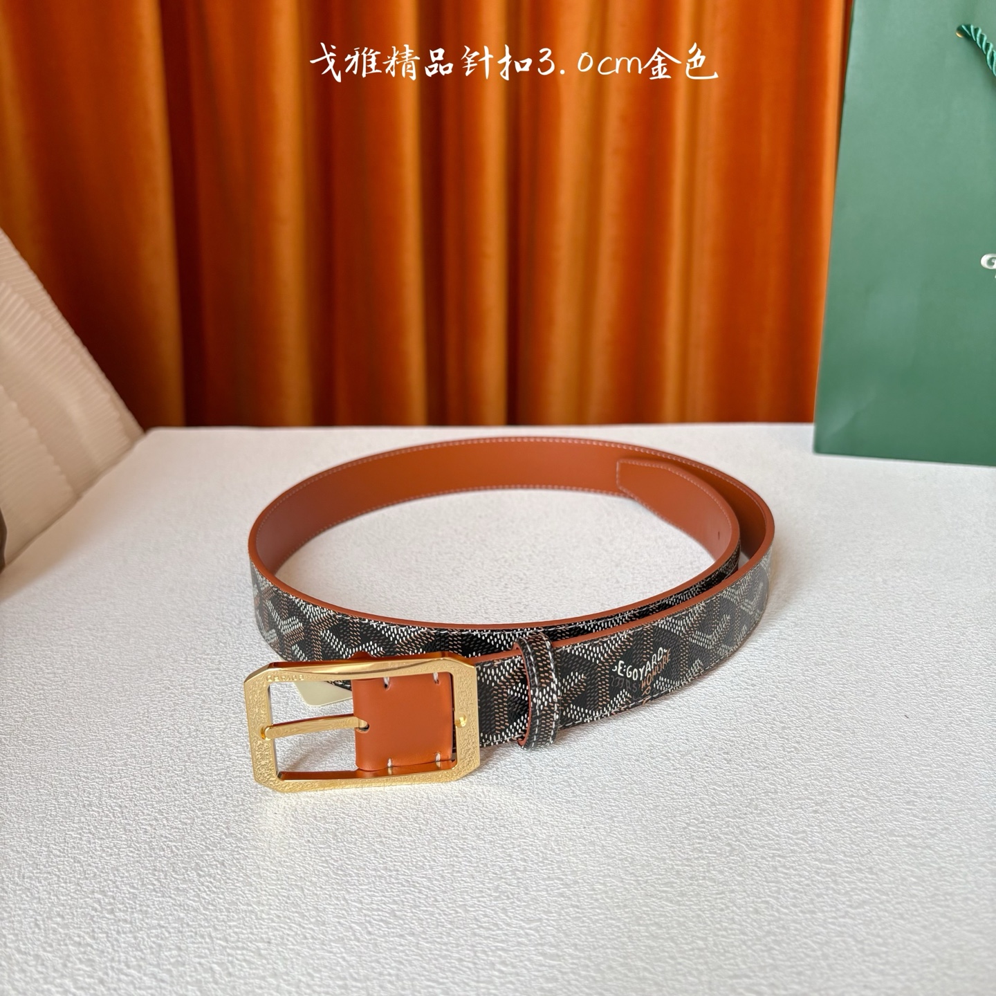 Goyard(戈雅)腰带源于法国奢侈品牌，设计风格简约低调，腰带身有标志性帆布搭配进口头层牛皮，腰带扣采