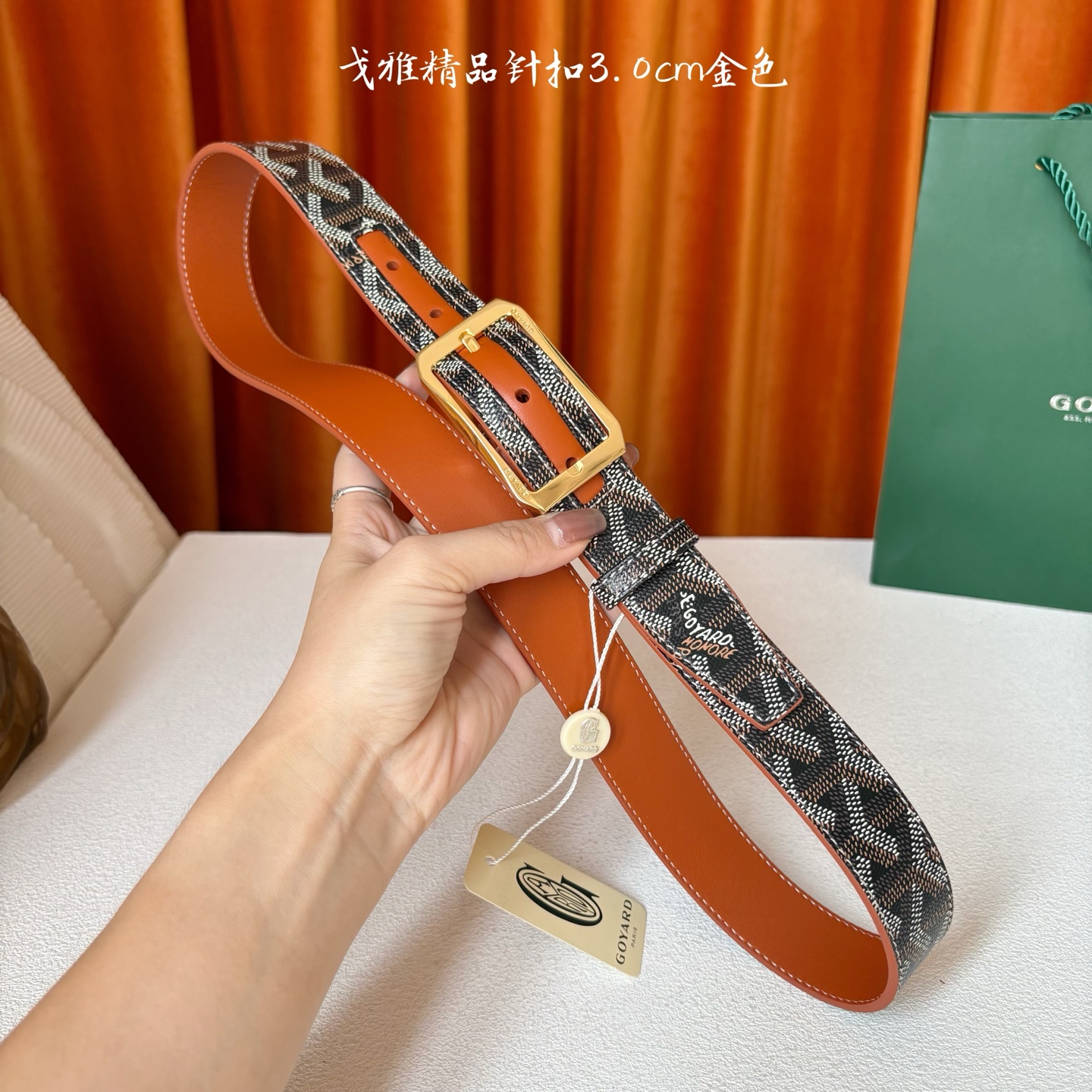 Goyard(戈雅)腰带源于法国奢侈品牌，设计风格简约低调，腰带身有标志性帆布搭配进口头层牛皮，腰带扣采