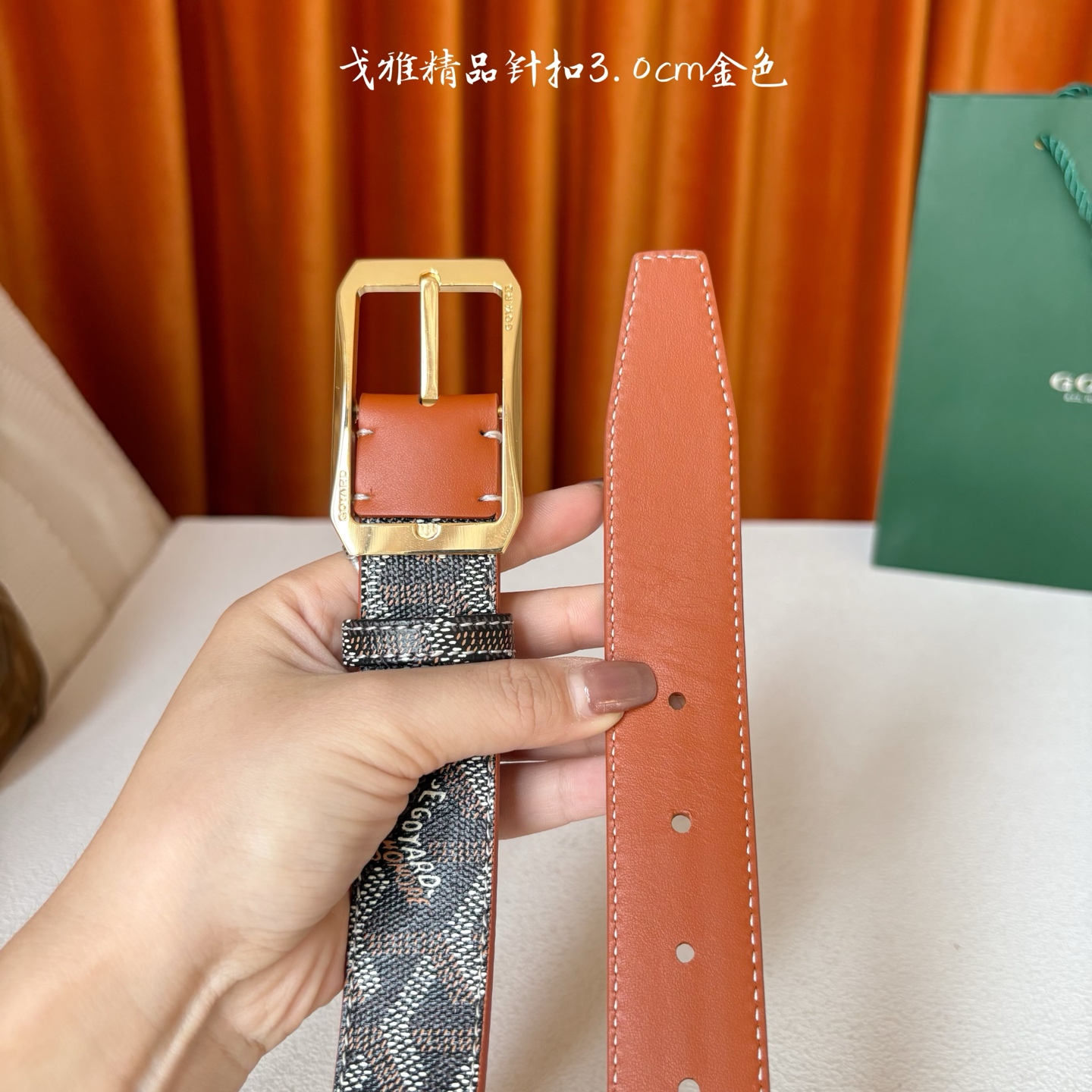 Goyard(戈雅)腰带源于法国奢侈品牌，设计风格简约低调，腰带身有标志性帆布搭配进口头层牛皮，腰带扣采