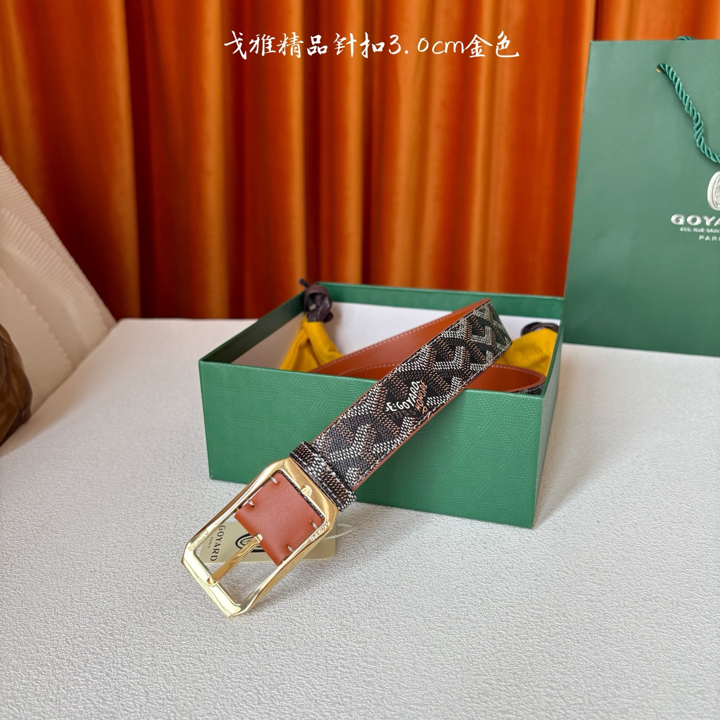 Goyard(戈雅)腰带源于法国奢侈品牌，设计风格简约低调，腰带身有标志性帆布搭配进口头层牛皮，腰带扣采