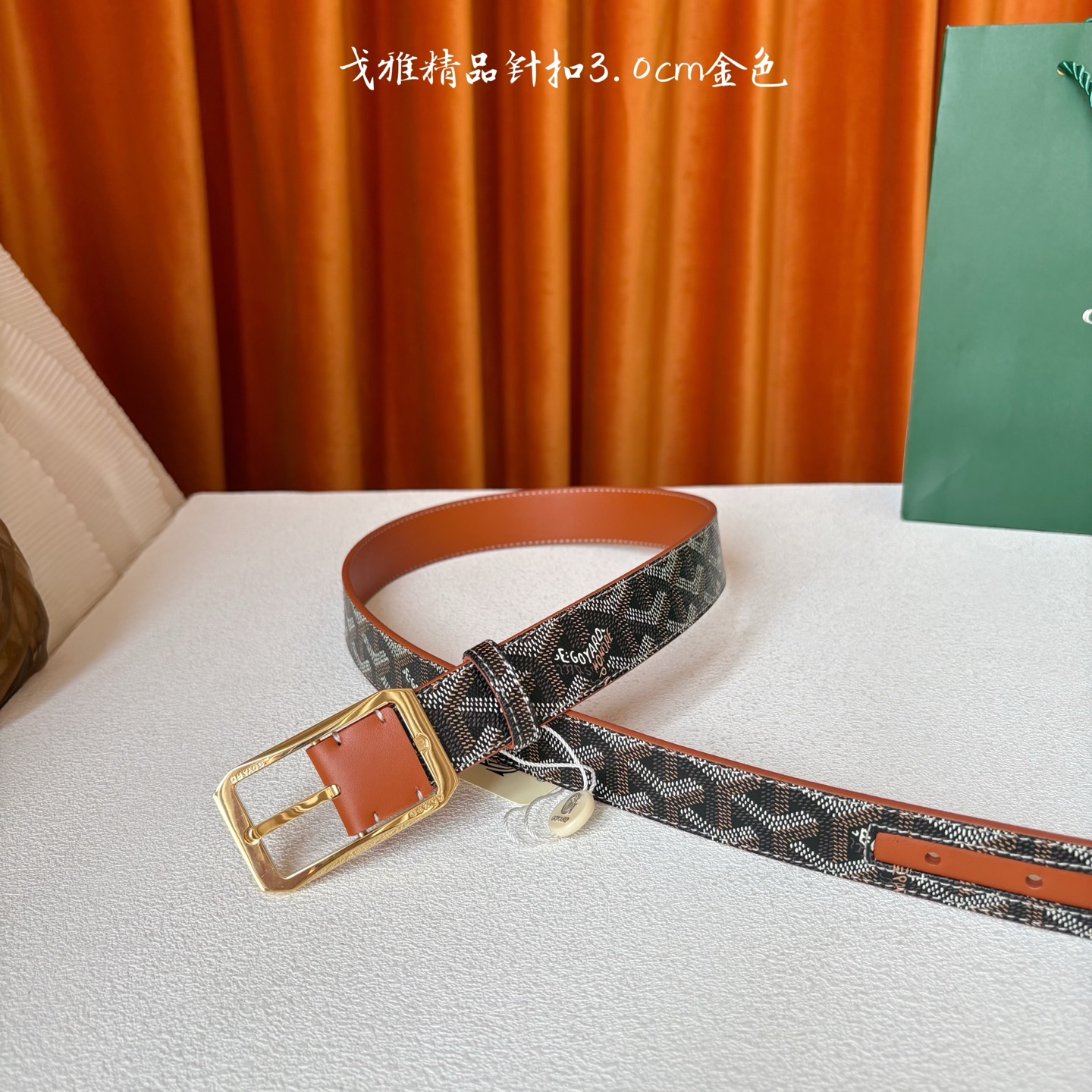 Goyard(戈雅)腰带源于法国奢侈品牌，设计风格简约低调，腰带身有标志性帆布搭配进口头层牛皮，腰带扣采