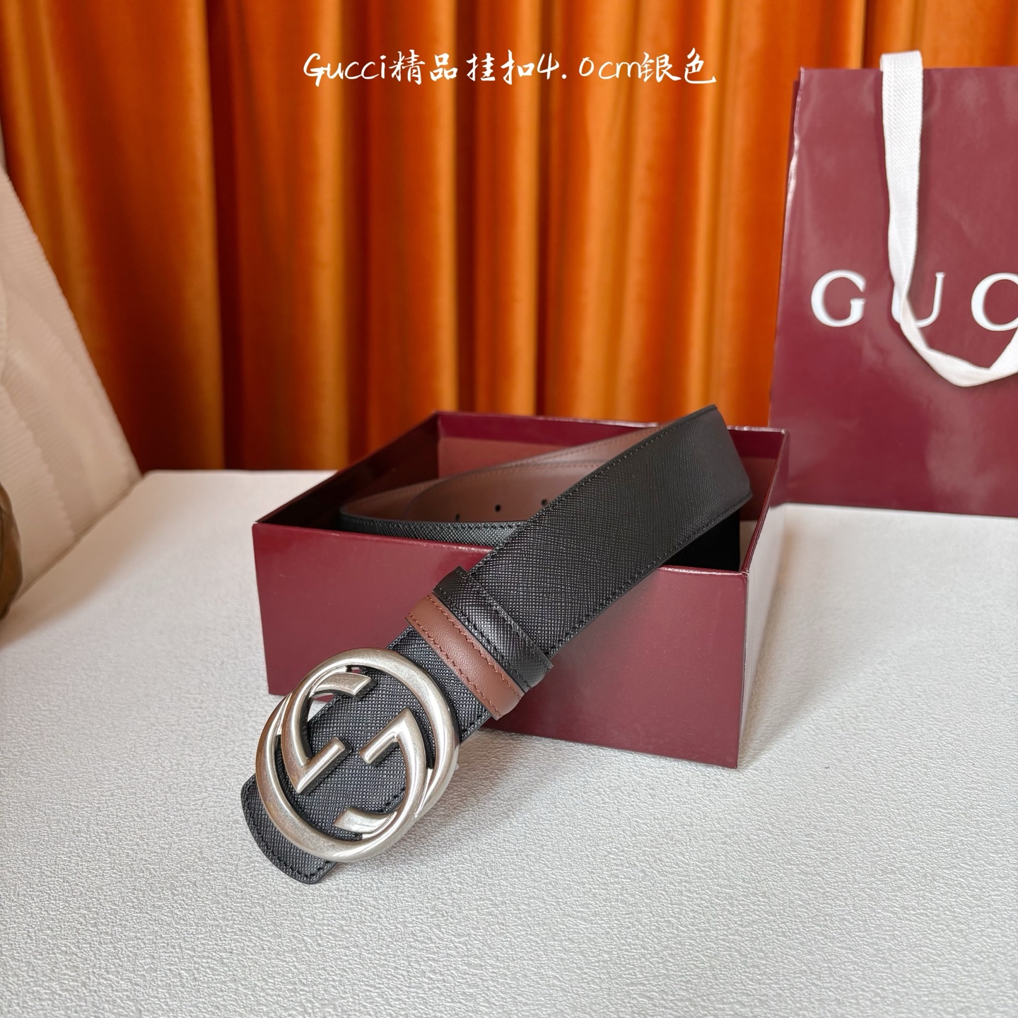 Gucci这款腰带一面为黑色粒面牛皮革，另一面为深棕色牛皮革，搭配可拆卸互扣式双G造型腰带扣，宽4.0c