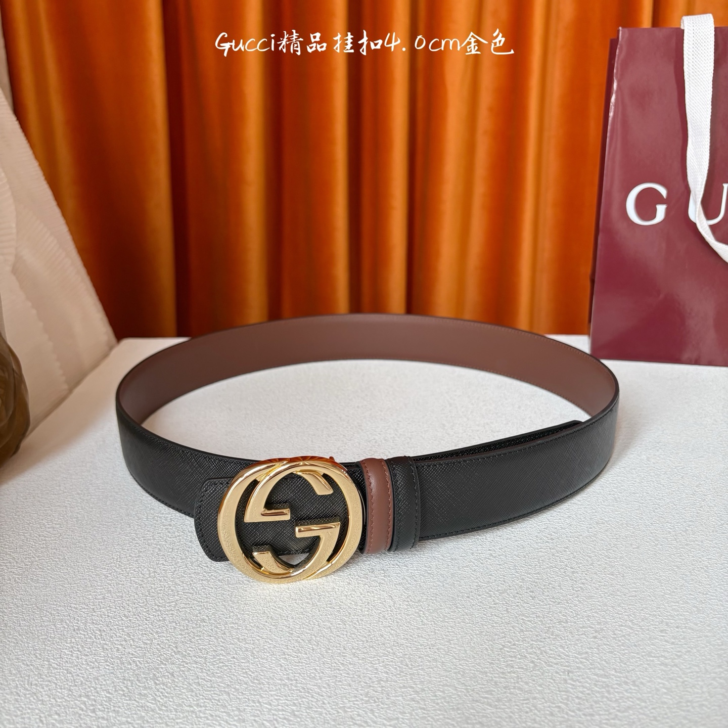 Gucci这款腰带一面为黑色粒面牛皮革，另一面为深棕色牛皮革，搭配可拆卸互扣式双G造型腰带扣，宽4.0c