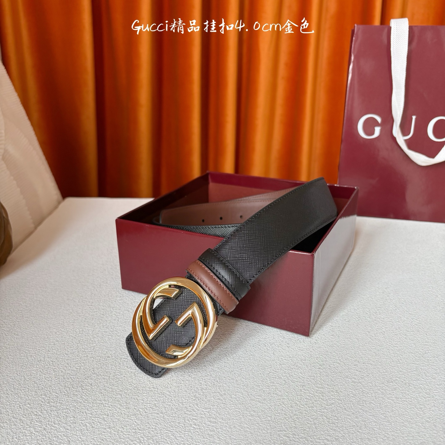 Gucci这款腰带一面为黑色粒面牛皮革，另一面为深棕色牛皮革，搭配可拆卸互扣式双G造型腰带扣，宽4.0c