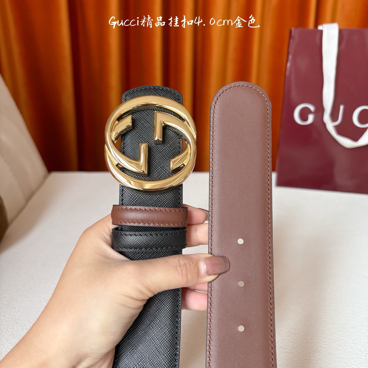 Gucci这款腰带一面为黑色粒面牛皮革，另一面为深棕色牛皮革，搭配可拆卸互扣式双G造型腰带扣，宽4.0c