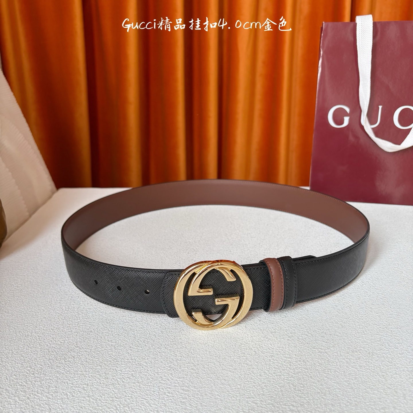 Gucci这款腰带一面为黑色粒面牛皮革，另一面为深棕色牛皮革，搭配可拆卸互扣式双G造型腰带扣，宽4.0c