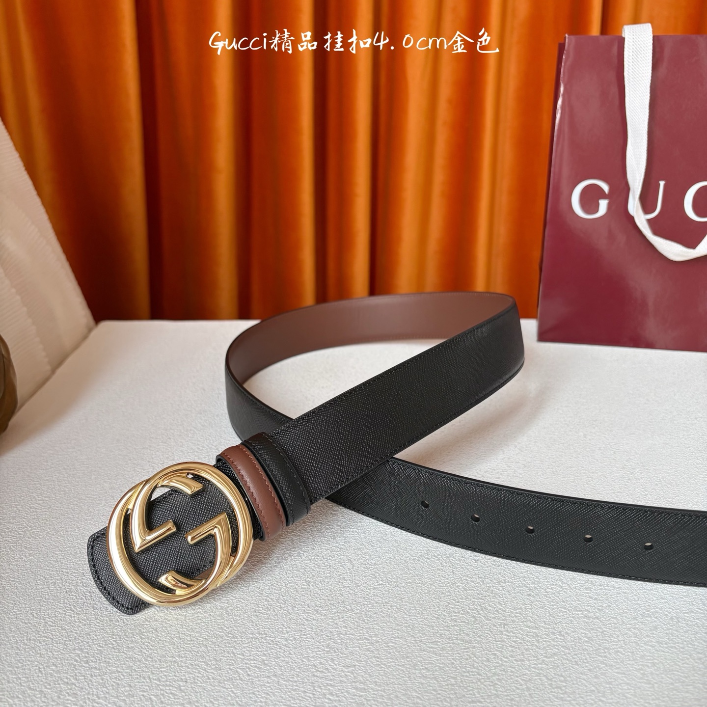 Gucci这款腰带一面为黑色粒面牛皮革，另一面为深棕色牛皮革，搭配可拆卸互扣式双G造型腰带扣，宽4.0c