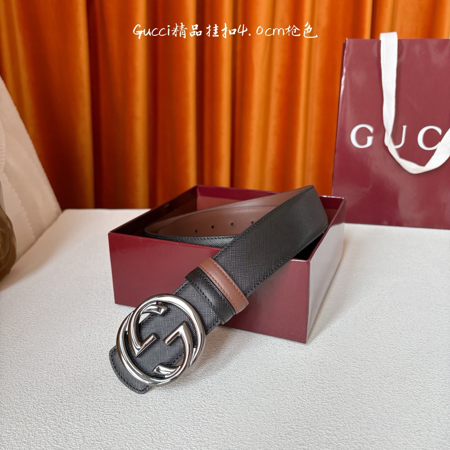 Gucci这款腰带一面为黑色粒面牛皮革，另一面为深棕色牛皮革，搭配可拆卸互扣式双G造型腰带扣，宽4.0c