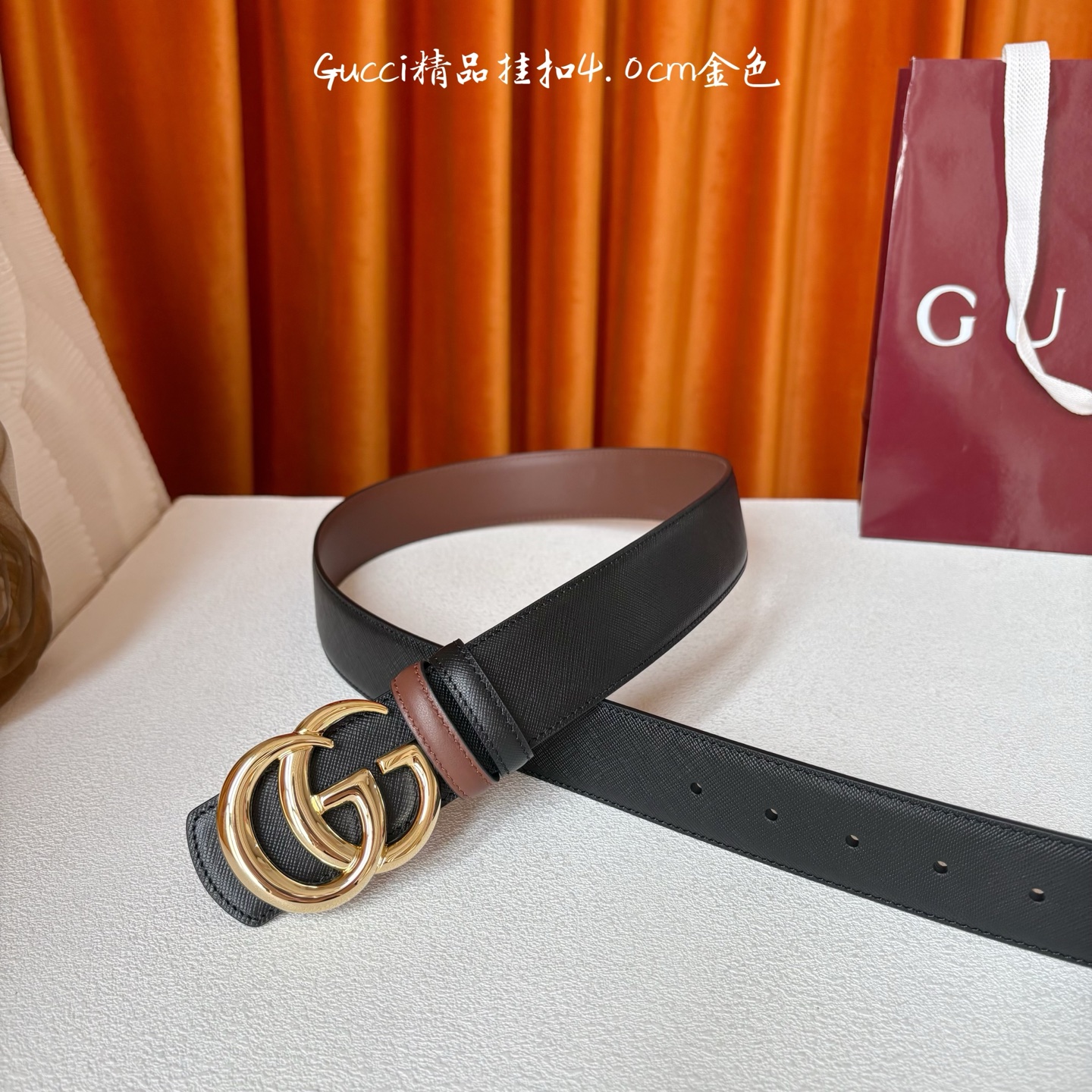 Gucci这款腰带一面为黑色粒面牛皮革，另一面为深棕色牛皮革，搭配可拆卸互扣式双G造型腰带扣，宽4.0c