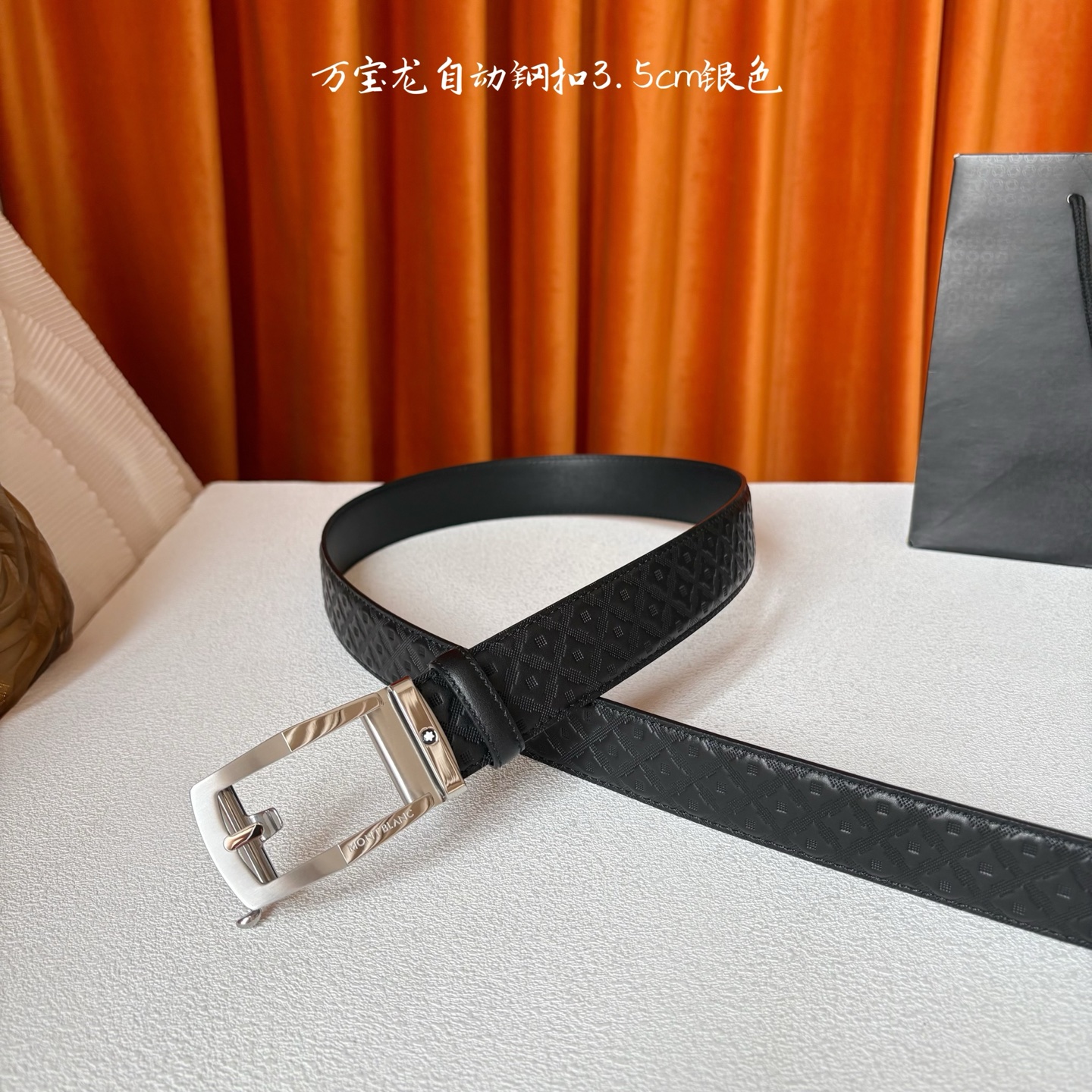 品牌：【万宝龙】 Montblanc家持续其一贯的高雅、绅士、精致的风格，进口小牛皮，手感细腻柔软。纯钢