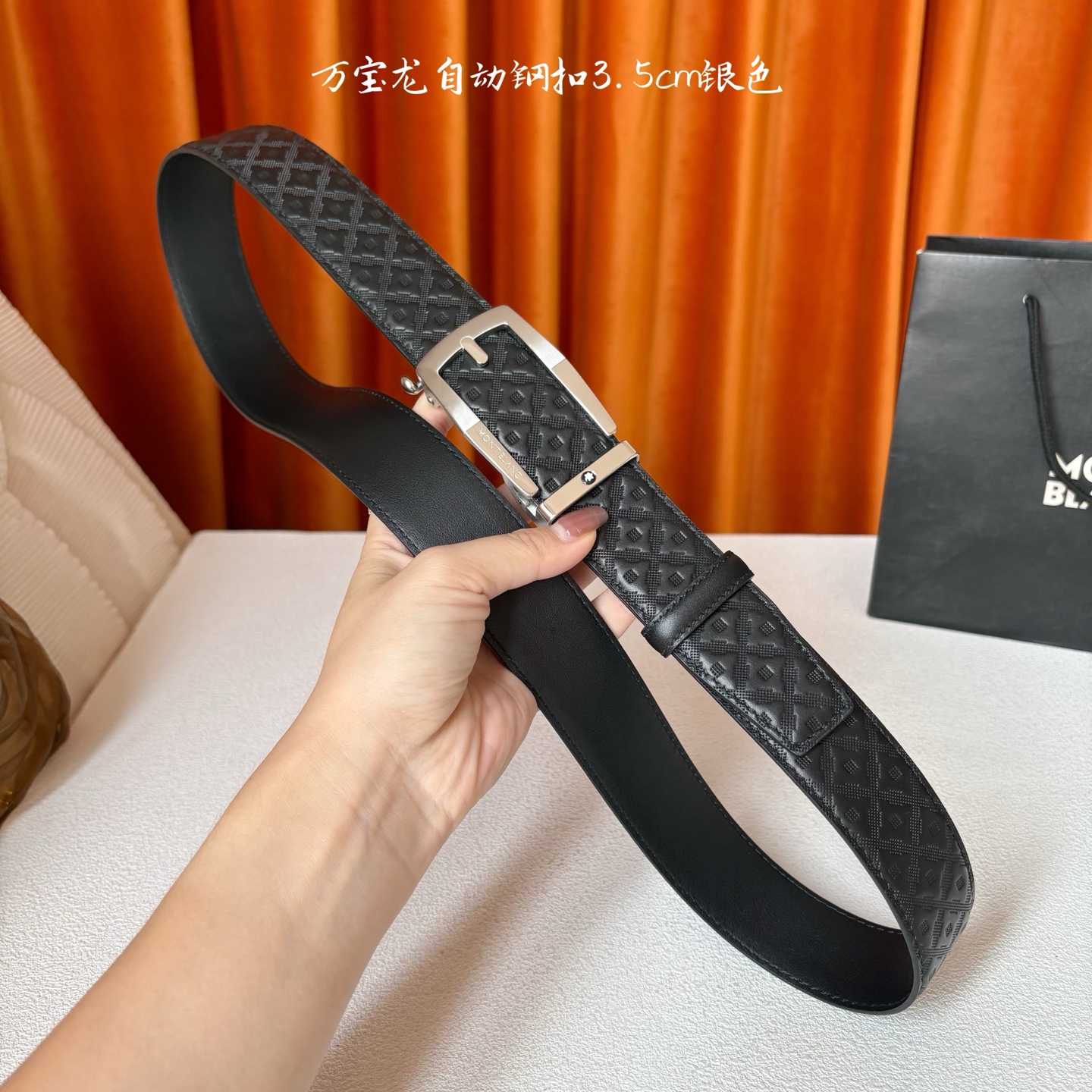 品牌：【万宝龙】 Montblanc家持续其一贯的高雅、绅士、精致的风格，进口小牛皮，手感细腻柔软。纯钢