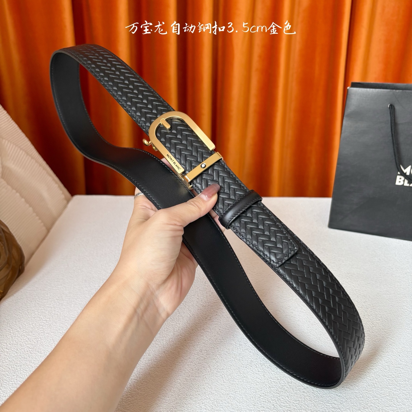 品牌：【万宝龙】 Montblanc家持续其一贯的高雅、绅士、精致的风格，进口小牛皮，手感细腻柔软。纯钢