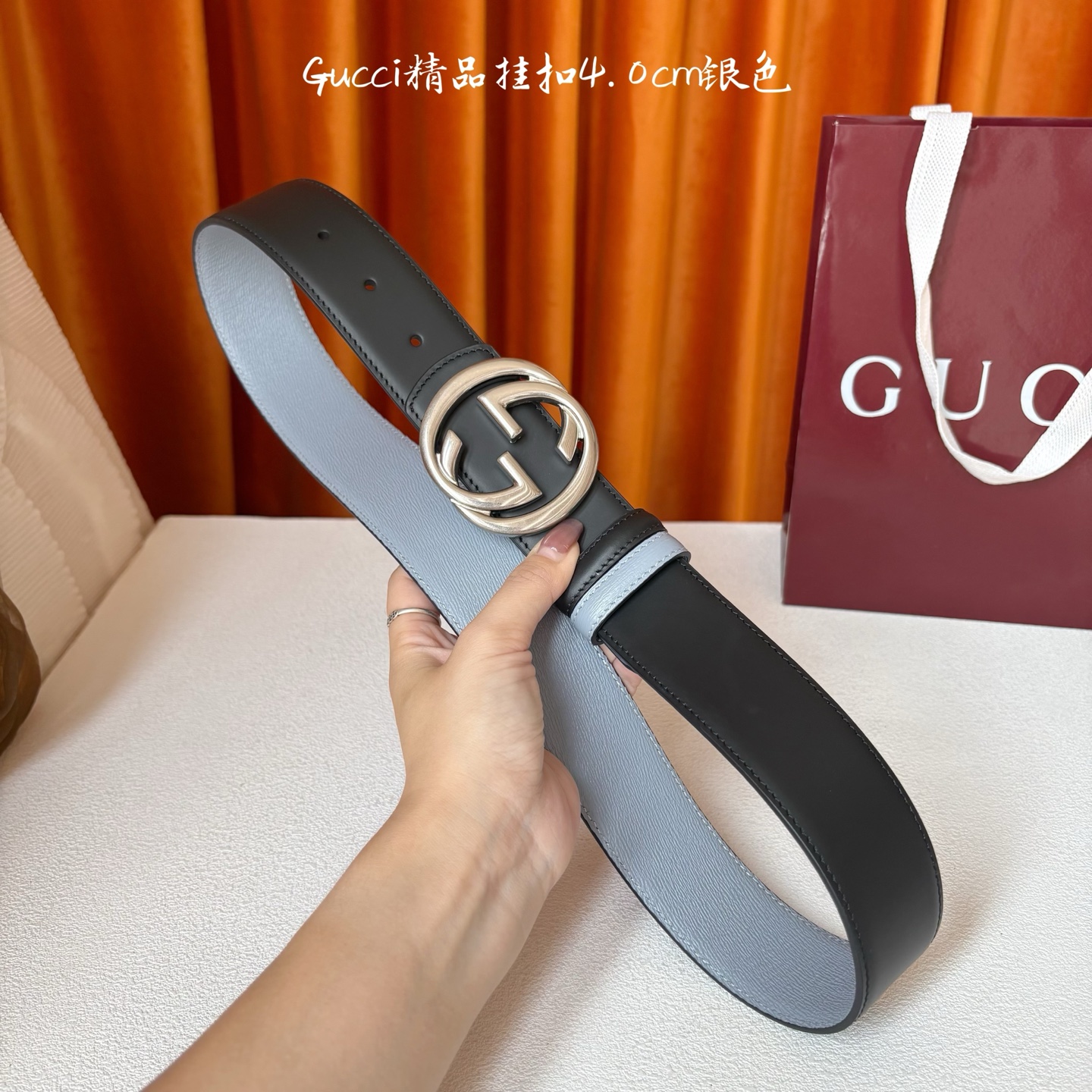 Gucci这款腰带一面为黑色头层牛皮革，另一面为蓝色牛皮革，搭配可拆卸互扣式双G造型腰带扣，宽4.0cm