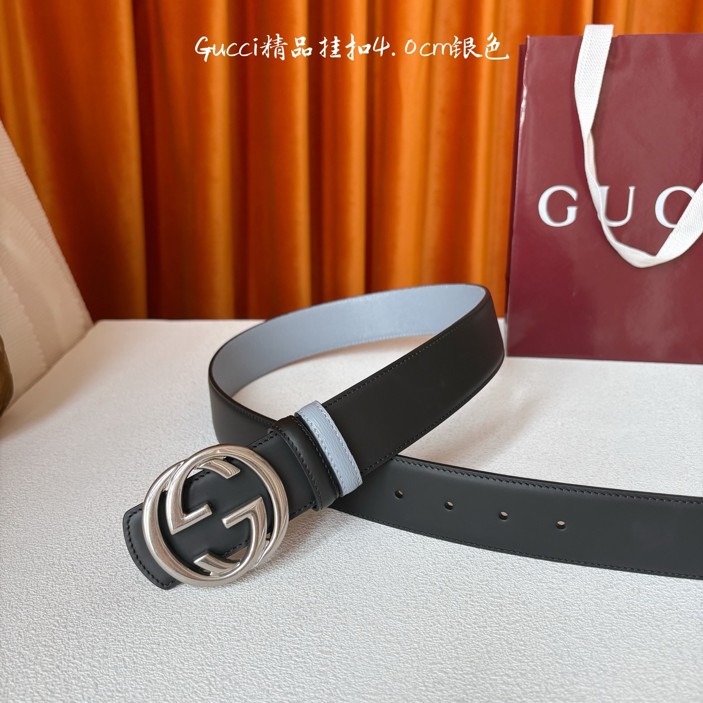 Gucci这款腰带一面为黑色头层牛皮革，另一面为蓝色牛皮革，搭配可拆卸互扣式双G造型腰带扣，宽4.0cm