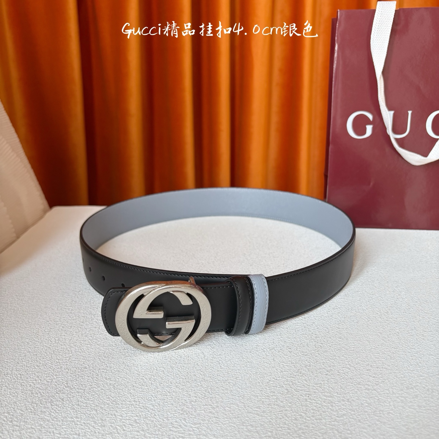 Gucci这款腰带一面为黑色头层牛皮革，另一面为蓝色牛皮革，搭配可拆卸互扣式双G造型腰带扣，宽4.0cm
