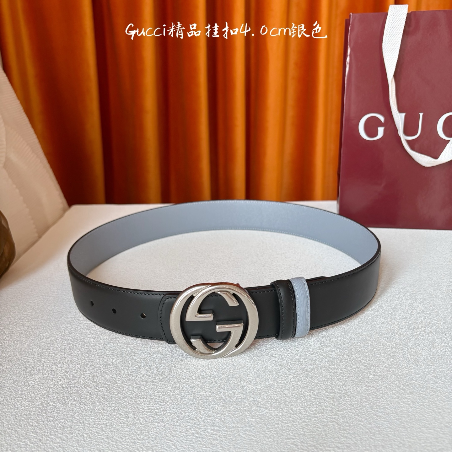 Gucci这款腰带一面为黑色头层牛皮革，另一面为蓝色牛皮革，搭配可拆卸互扣式双G造型腰带扣，宽4.0cm
