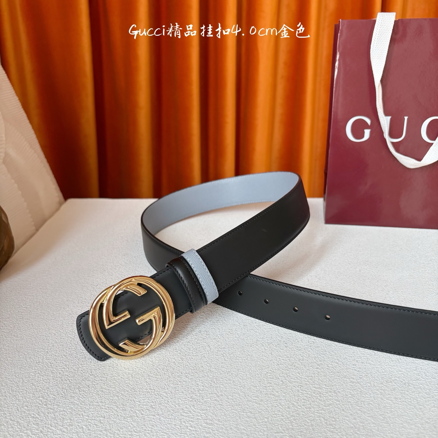 Gucci这款腰带一面为黑色头层牛皮革，另一面为蓝色牛皮革，搭配可拆卸互扣式双G造型腰带扣，宽4.0cm