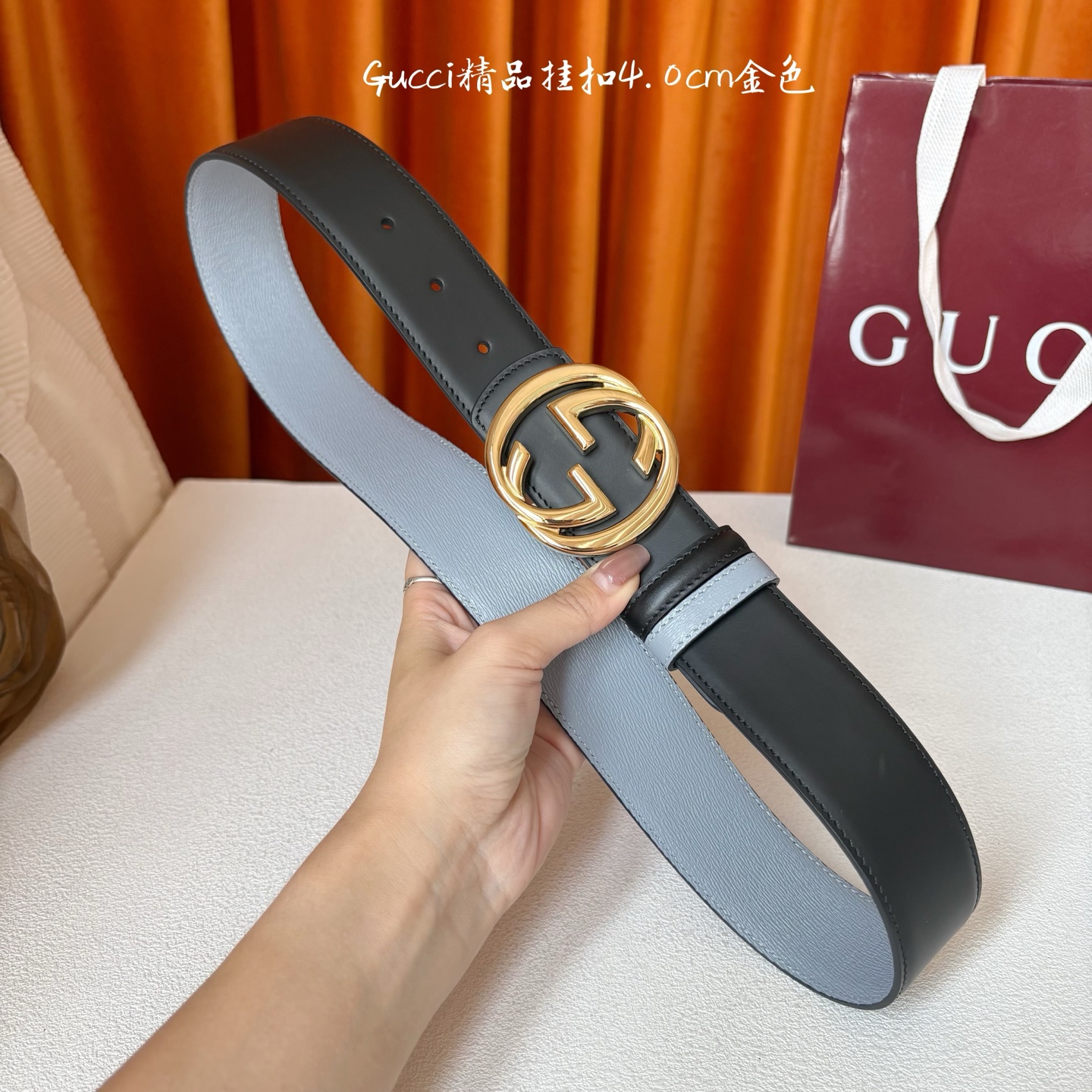 Gucci这款腰带一面为黑色头层牛皮革，另一面为蓝色牛皮革，搭配可拆卸互扣式双G造型腰带扣，宽4.0cm