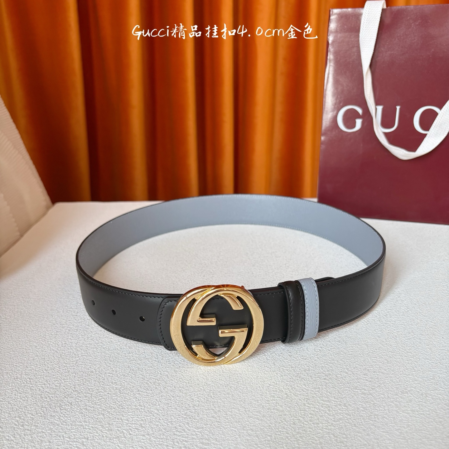 Gucci这款腰带一面为黑色头层牛皮革，另一面为蓝色牛皮革，搭配可拆卸互扣式双G造型腰带扣，宽4.0cm