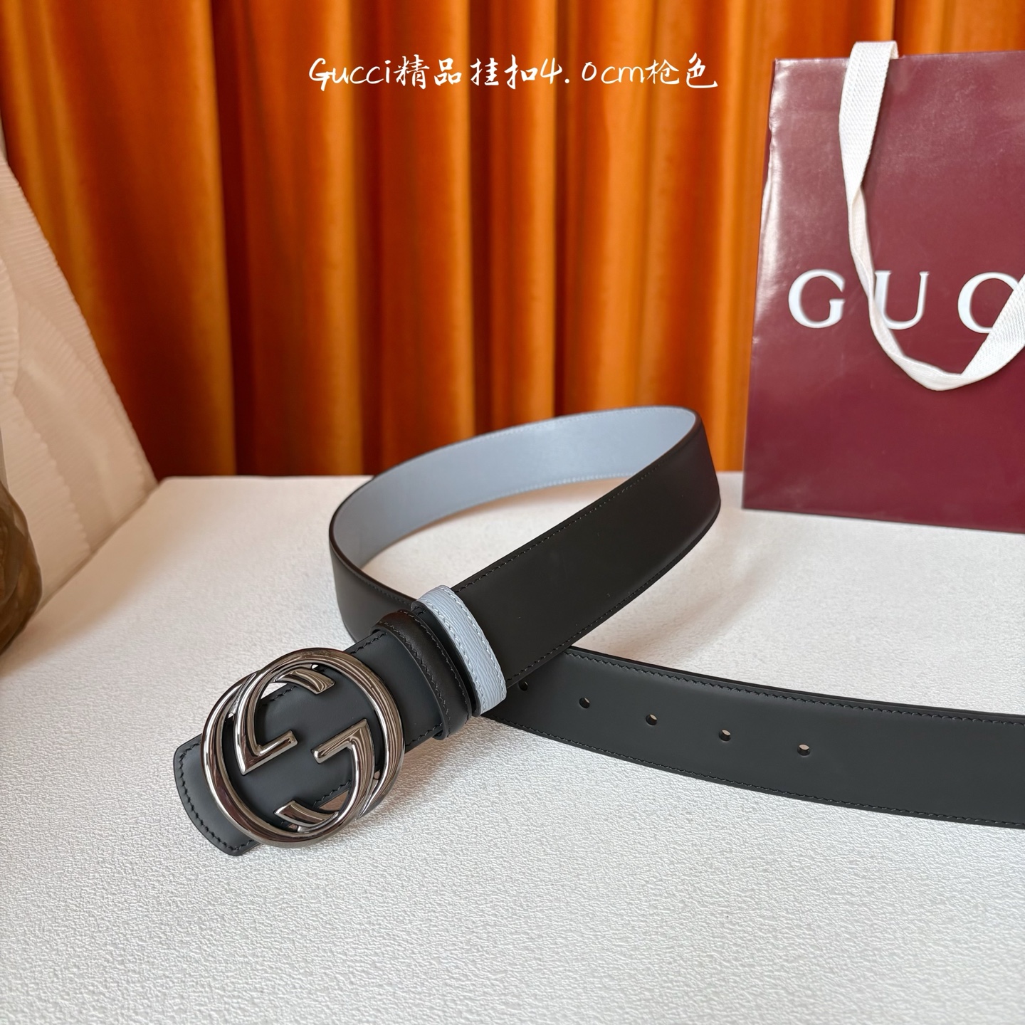 Gucci这款腰带一面为黑色头层牛皮革，另一面为蓝色牛皮革，搭配可拆卸互扣式双G造型腰带扣，宽4.0cm
