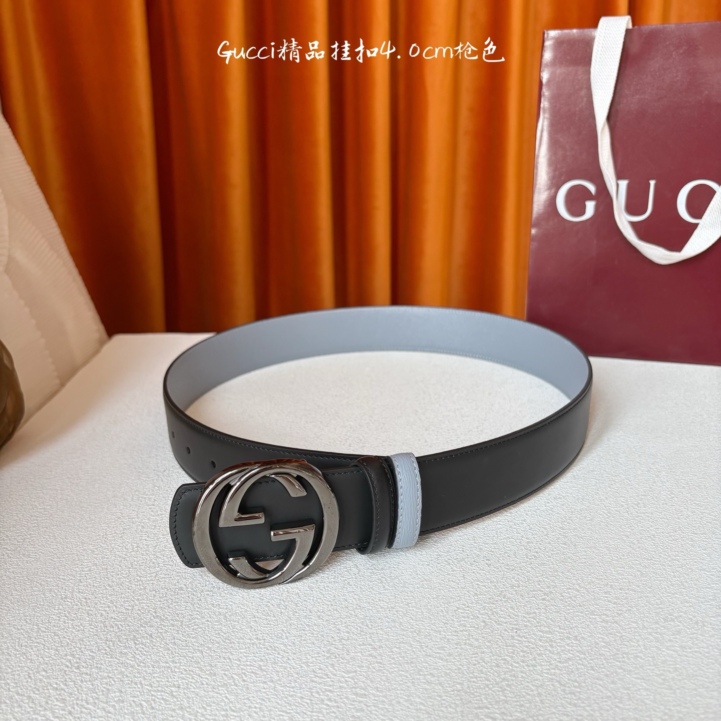 Gucci这款腰带一面为黑色头层牛皮革，另一面为蓝色牛皮革，搭配可拆卸互扣式双G造型腰带扣，宽4.0cm