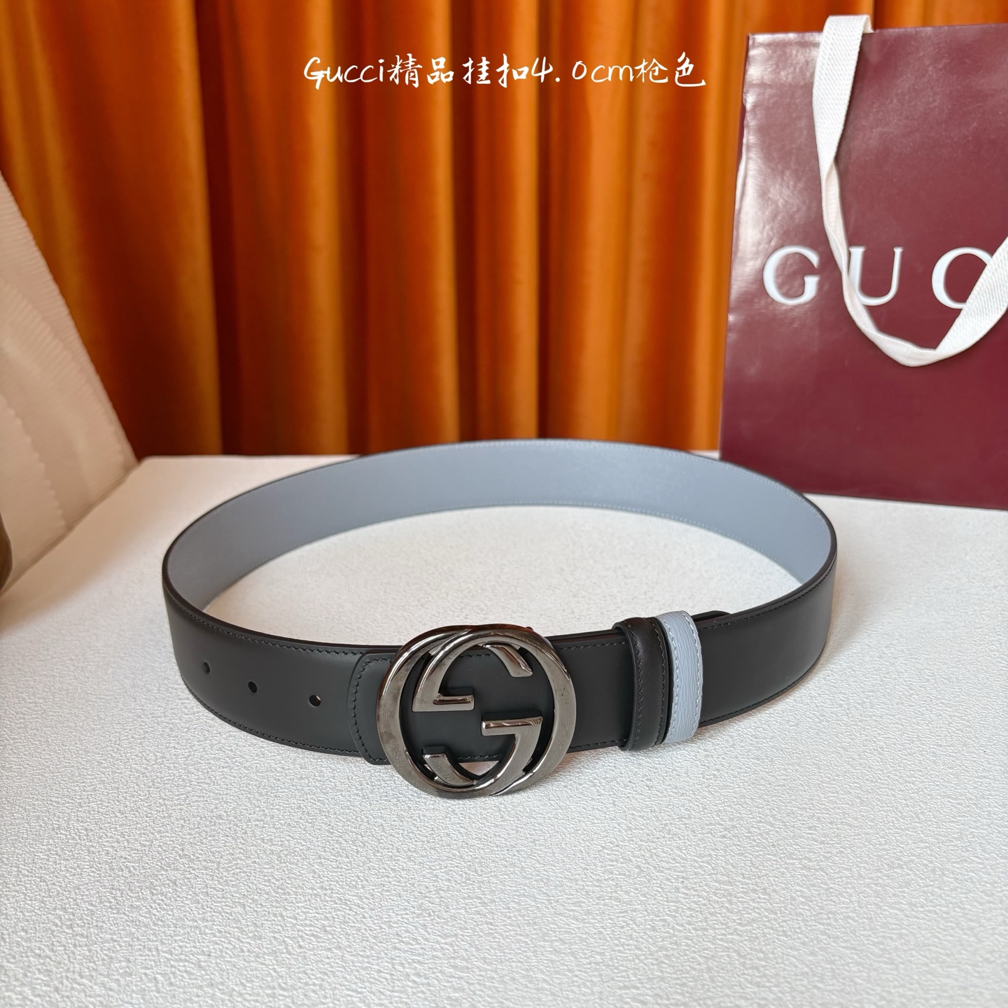 Gucci这款腰带一面为黑色头层牛皮革，另一面为蓝色牛皮革，搭配可拆卸互扣式双G造型腰带扣，宽4.0cm