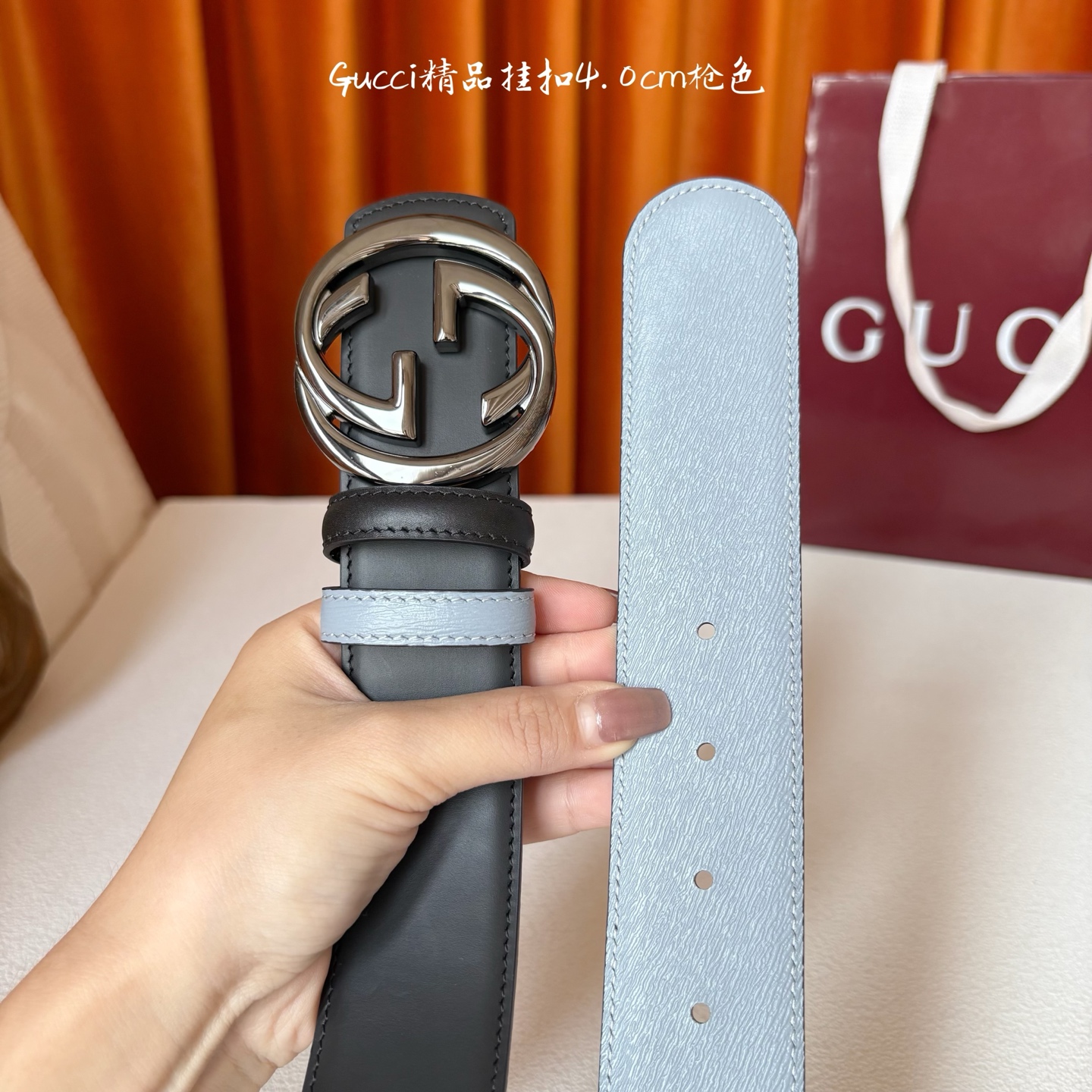 Gucci这款腰带一面为黑色头层牛皮革，另一面为蓝色牛皮革，搭配可拆卸互扣式双G造型腰带扣，宽4.0cm