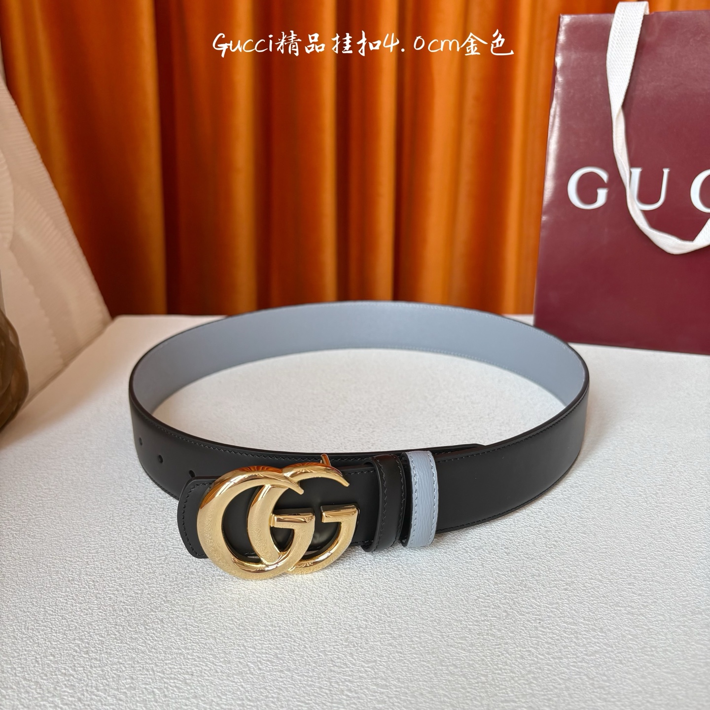 Gucci这款腰带一面为黑色头层牛皮革，另一面为蓝色牛皮革，搭配可拆卸互扣式双G造型腰带扣，宽4.0cm