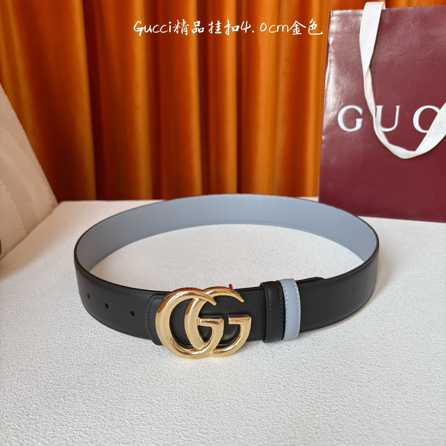 Gucci这款腰带一面为黑色头层牛皮革，另一面为蓝色牛皮革，搭配可拆卸互扣式双G造型腰带扣，宽4.0cm