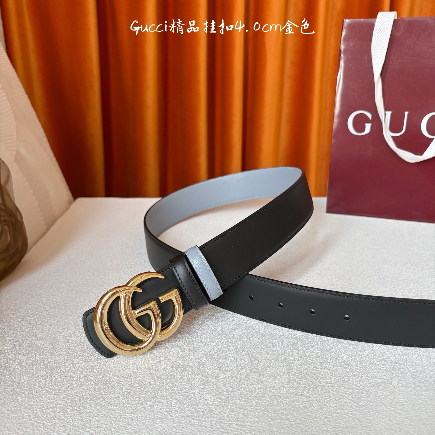Gucci这款腰带一面为黑色头层牛皮革，另一面为蓝色牛皮革，搭配可拆卸互扣式双G造型腰带扣，宽4.0cm