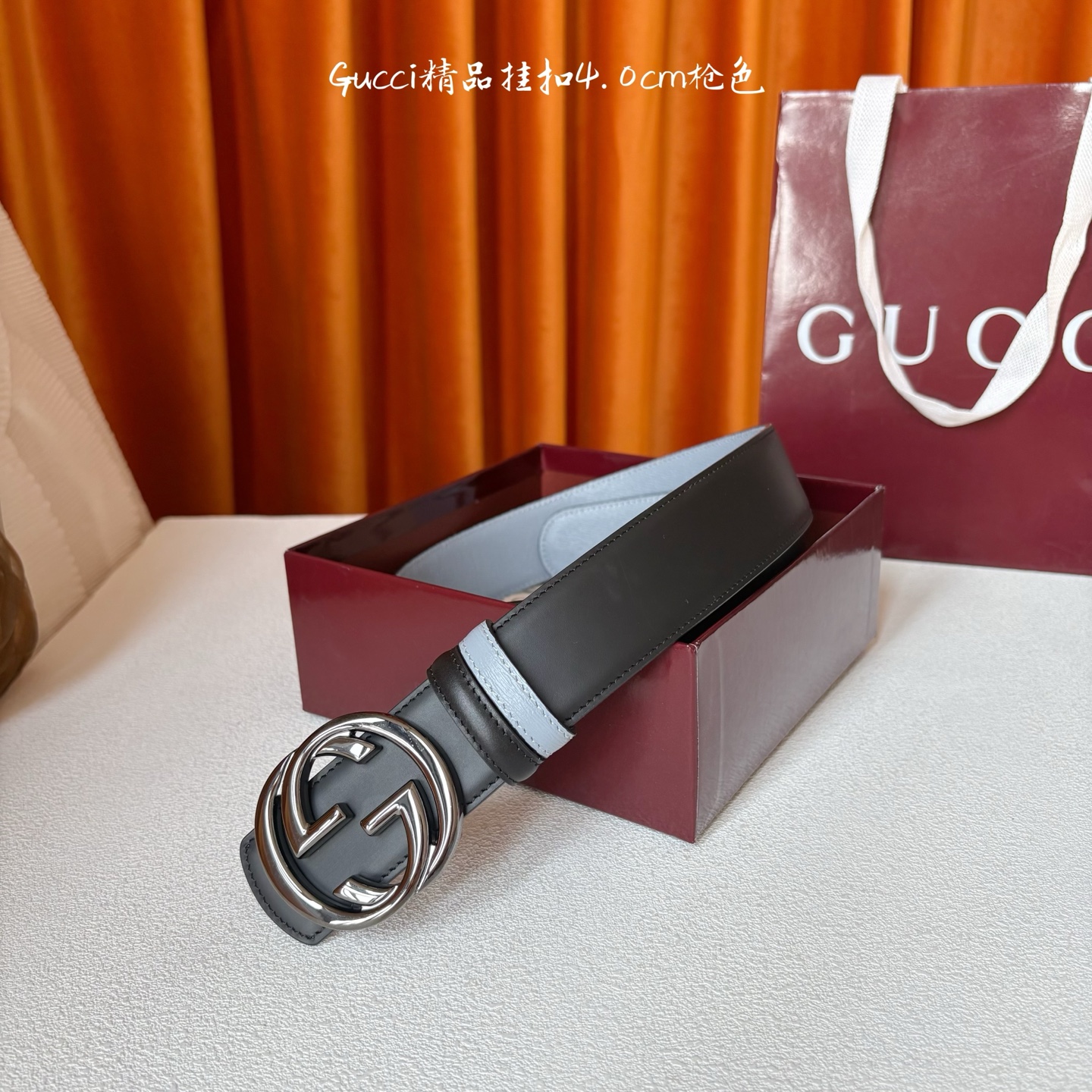 Gucci这款腰带一面为黑色头层牛皮革，另一面为蓝色牛皮革，搭配可拆卸互扣式双G造型腰带扣，宽4.0cm