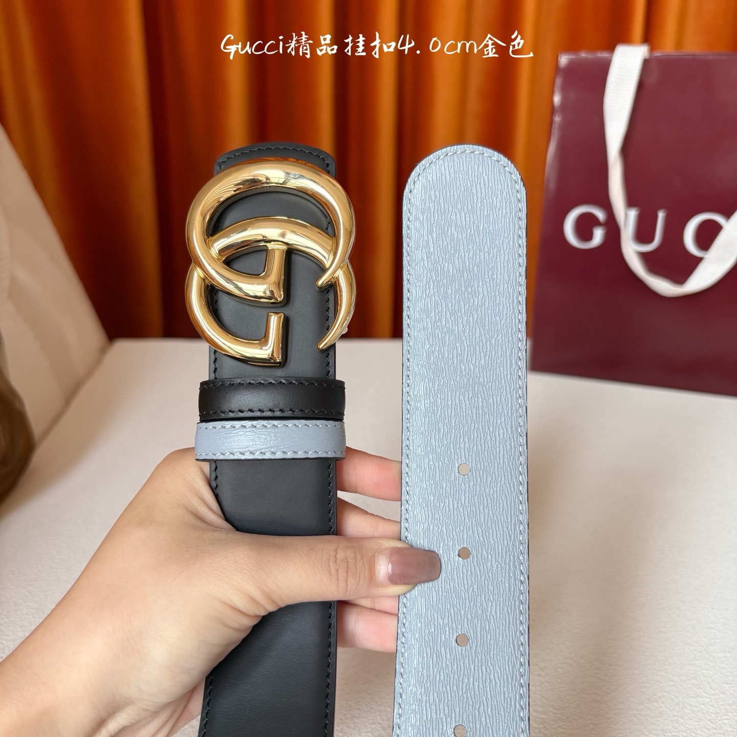 Gucci这款腰带一面为黑色头层牛皮革，另一面为蓝色牛皮革，搭配可拆卸互扣式双G造型腰带扣，宽4.0cm