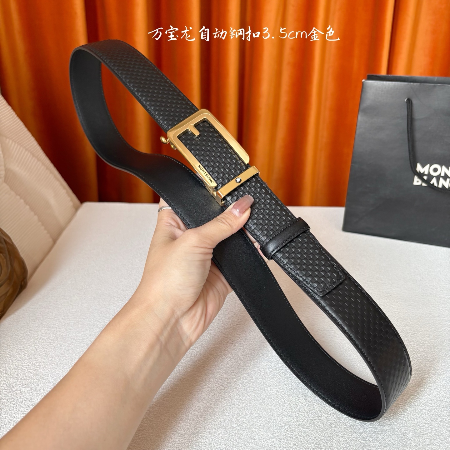 品牌：【万宝龙】 Montblanc家持续其一贯的高雅、绅士、精致的风格，进口小牛皮，手感细腻柔软。纯钢