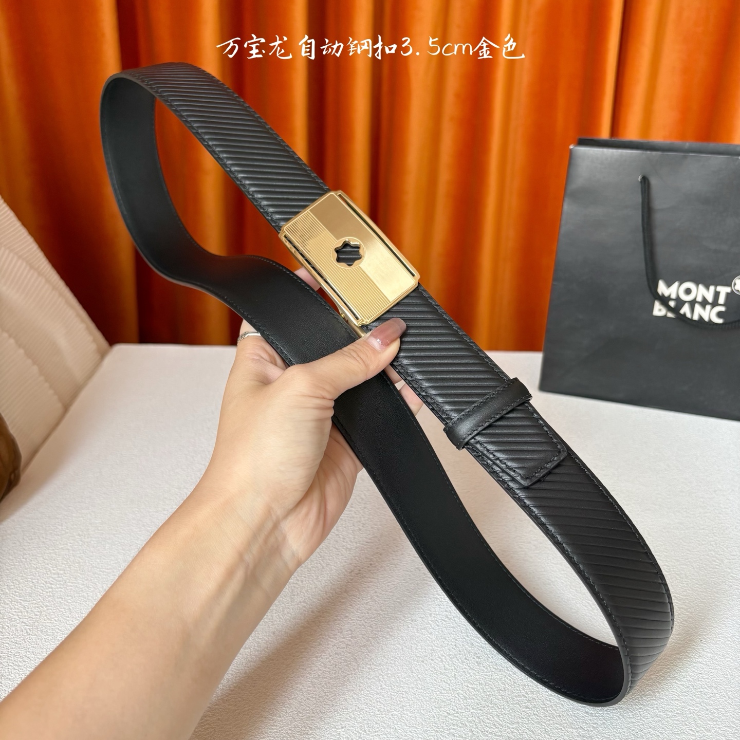 品牌：【万宝龙】 Montblanc家持续其一贯的高雅、绅士、精致的风格，进口小牛皮，手感细腻柔软。纯钢