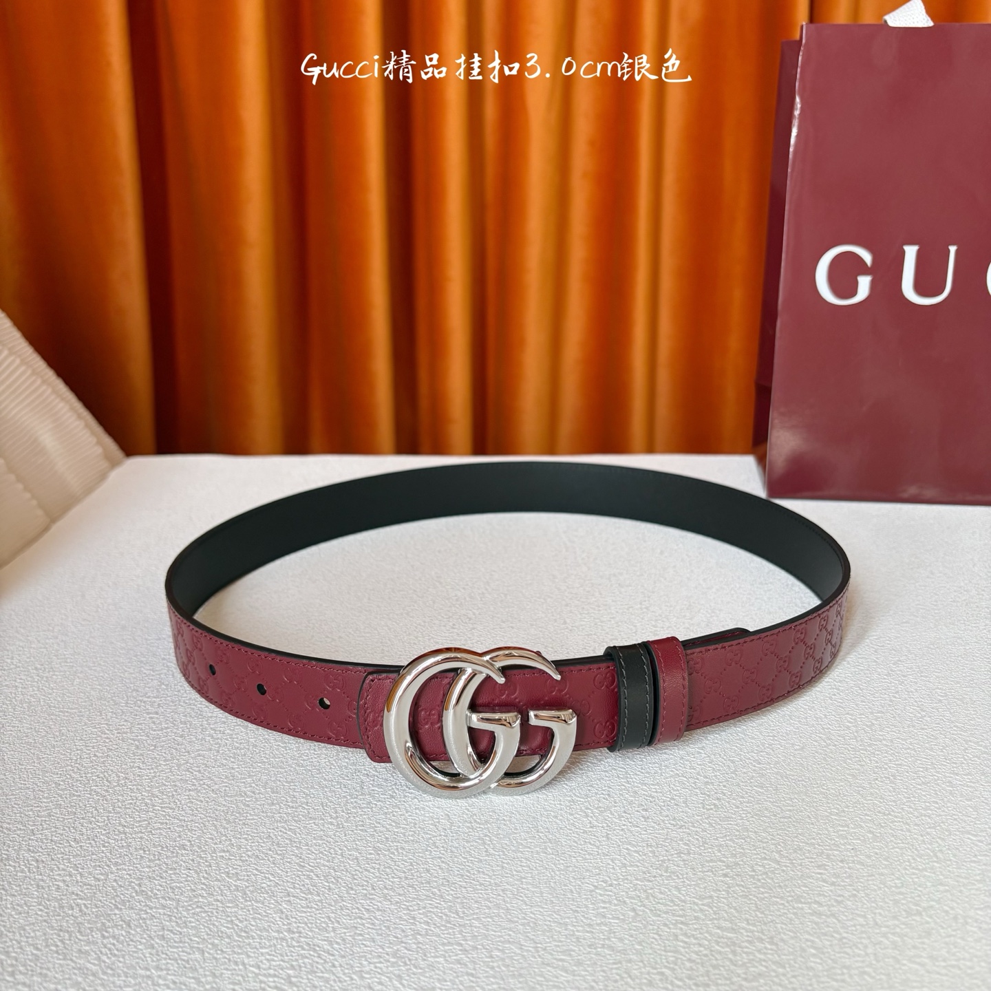 Gucci这款30MM腰带一面为酒红色牛皮革，另一面为黑色牛皮革，搭配可拆卸互扣式双G搭扣，双面可用，潮