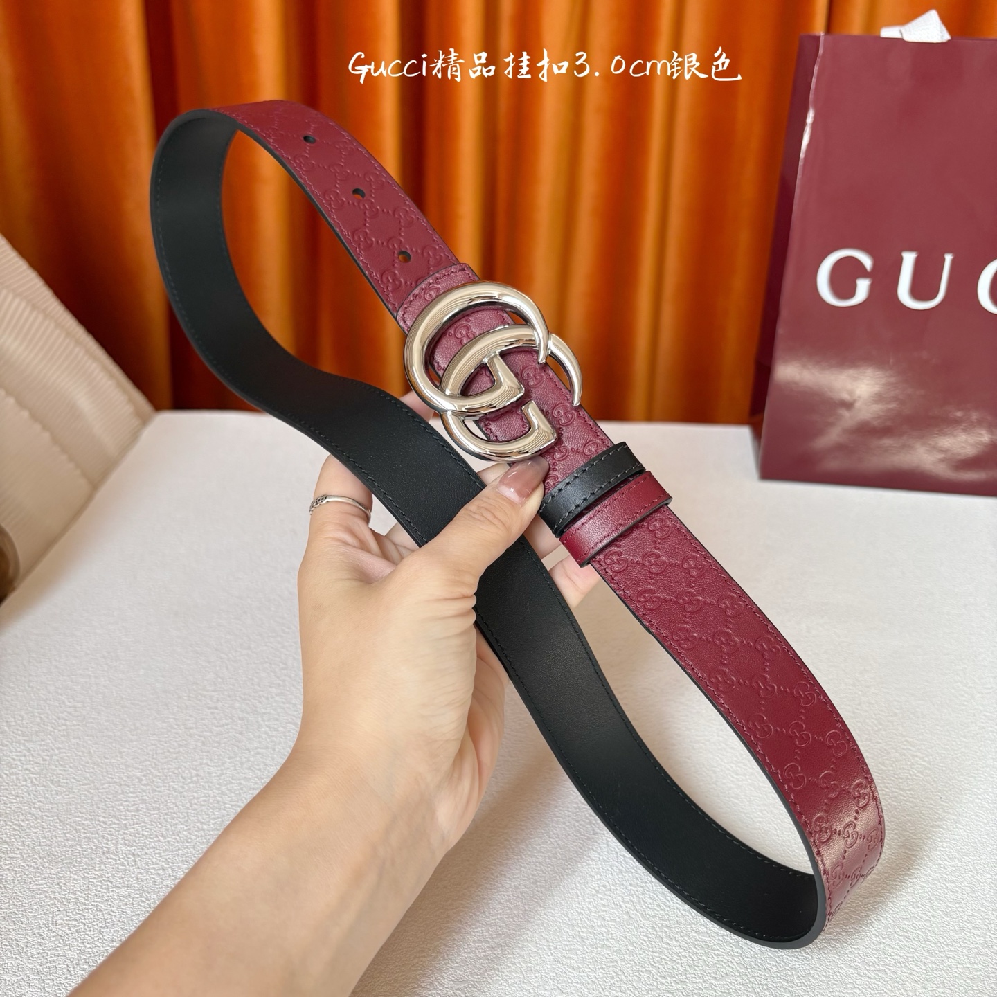 Gucci这款30MM腰带一面为酒红色牛皮革，另一面为黑色牛皮革，搭配可拆卸互扣式双G搭扣，双面可用，潮