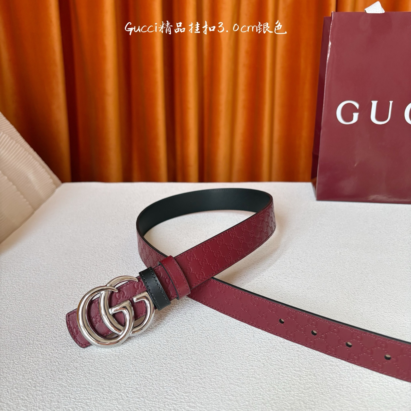 Gucci这款30MM腰带一面为酒红色牛皮革，另一面为黑色牛皮革，搭配可拆卸互扣式双G搭扣，双面可用，潮