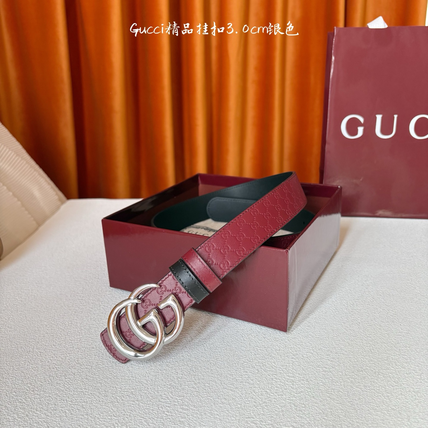 Gucci这款30MM腰带一面为酒红色牛皮革，另一面为黑色牛皮革，搭配可拆卸互扣式双G搭扣，双面可用，潮